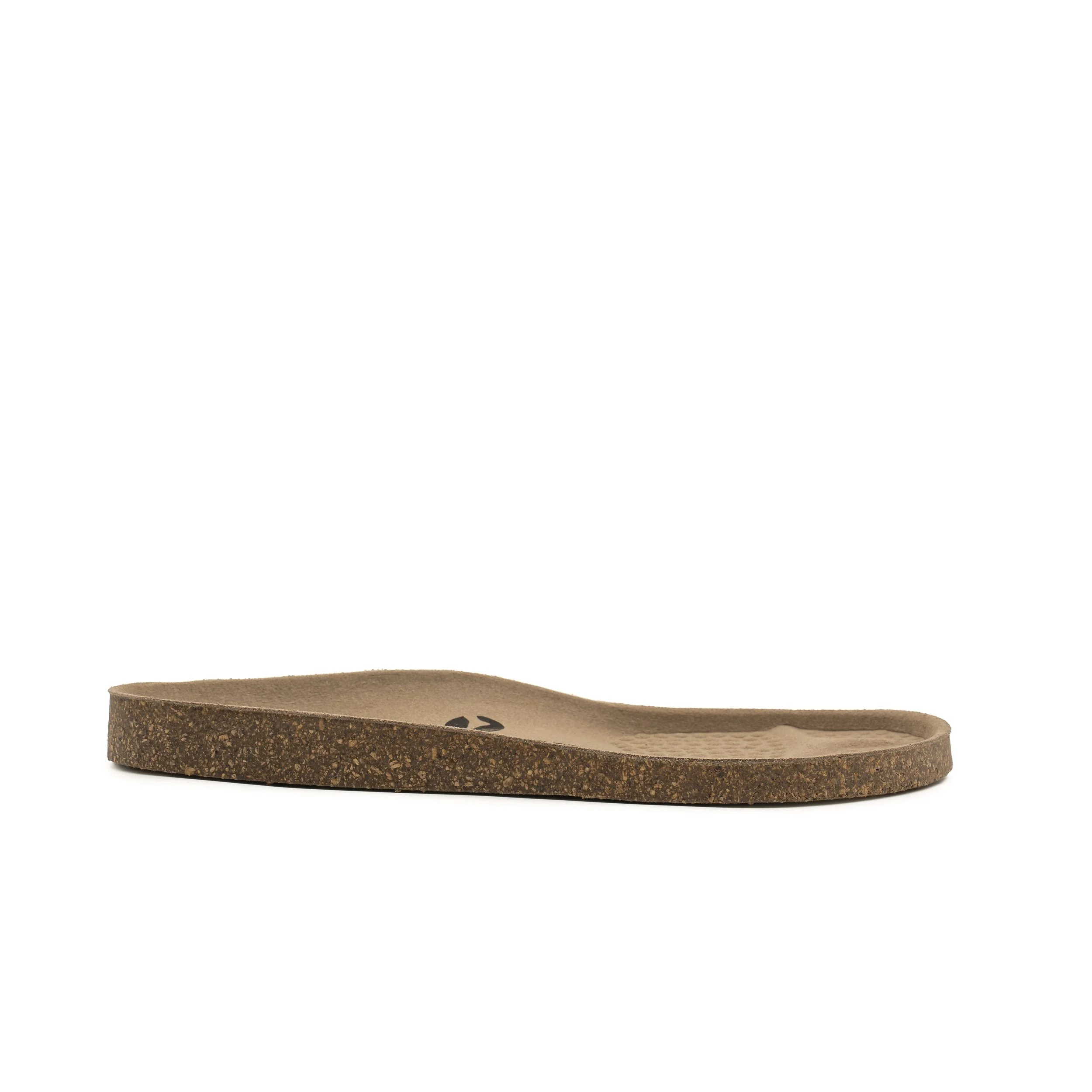Zapato de tacón de color beige con suela de goma y puntera de pinta, visto desde un lado sobre fondo blanco.