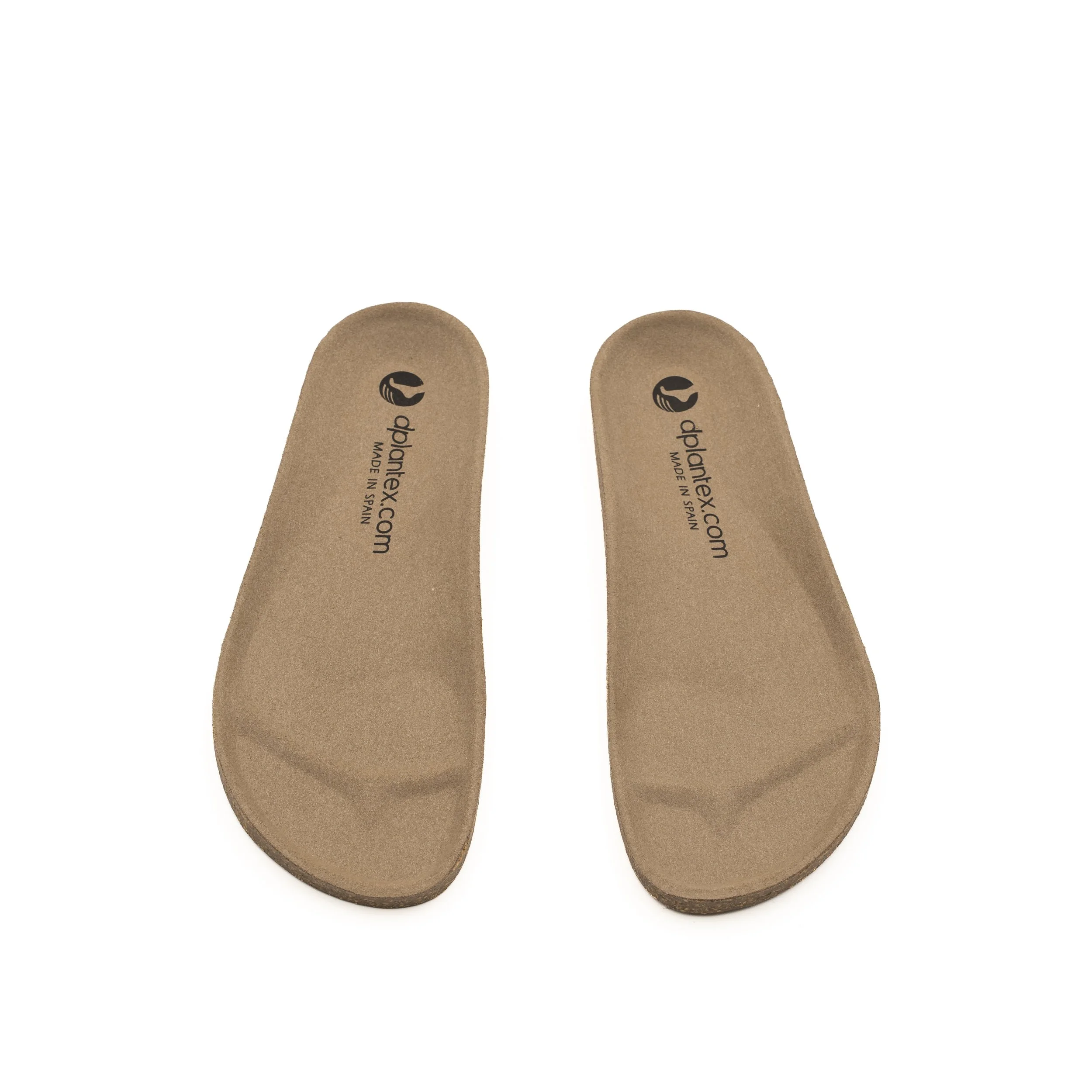 Tres plantillas de sandalia de color beig, hechas de un material suave, con marcas negras que indican la marca 'deplantex.com' y 'Made in Spain'.