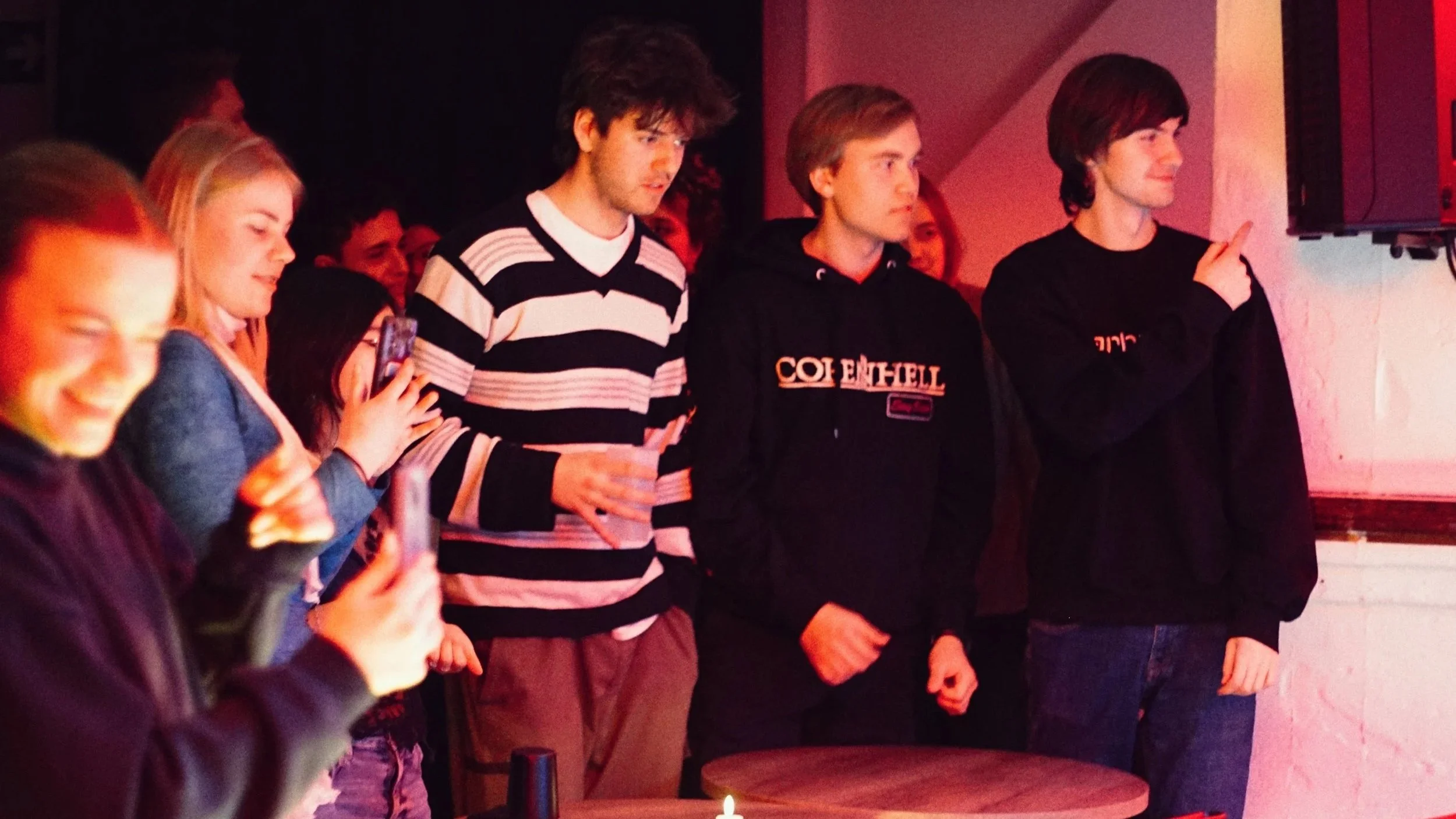 Forskellige unge mennesker står i en gruppe til Open Mic i Villa Lucerna.