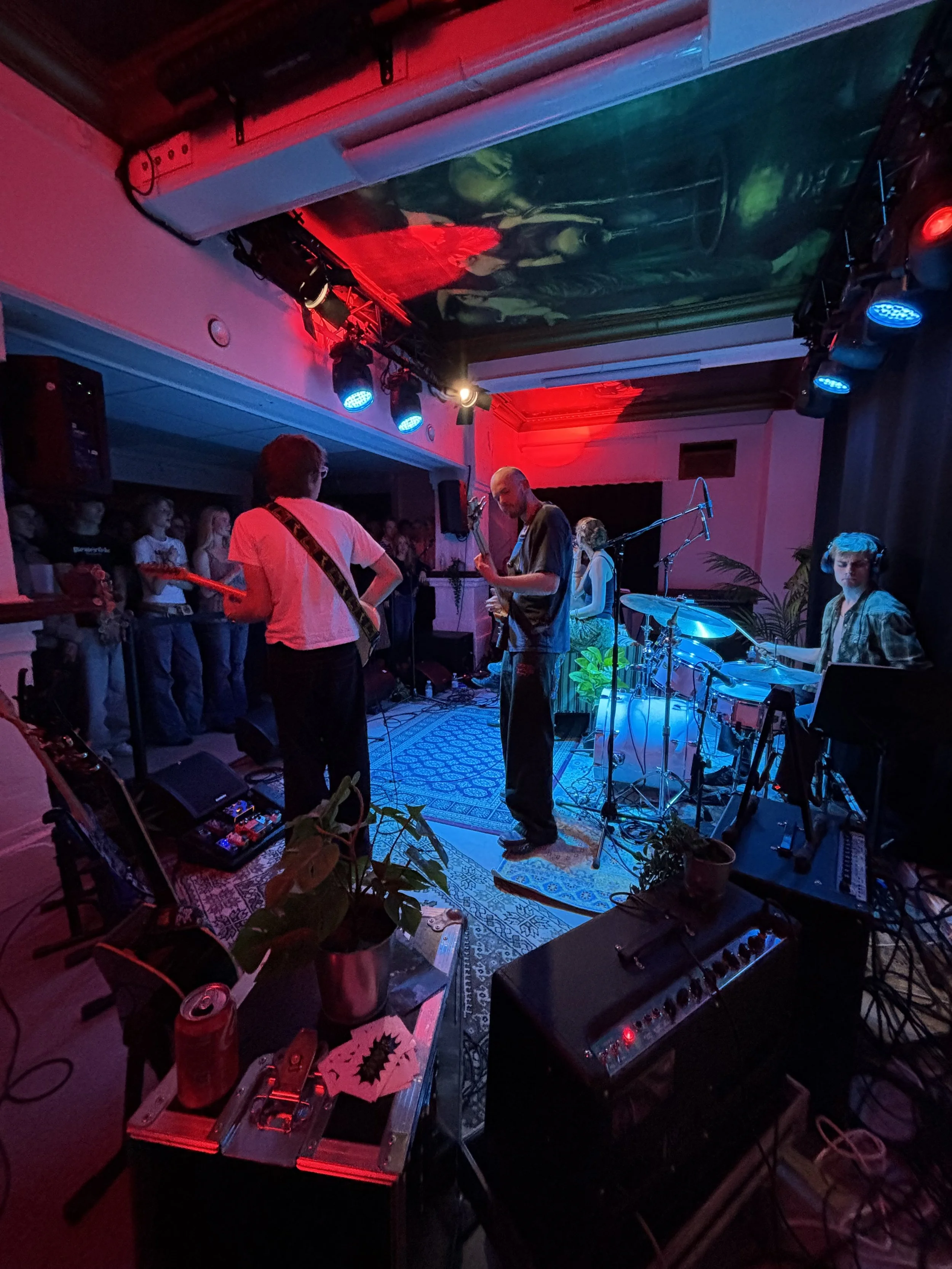 Ungt band spiller koncert for fuld sal i Villa Lucerna