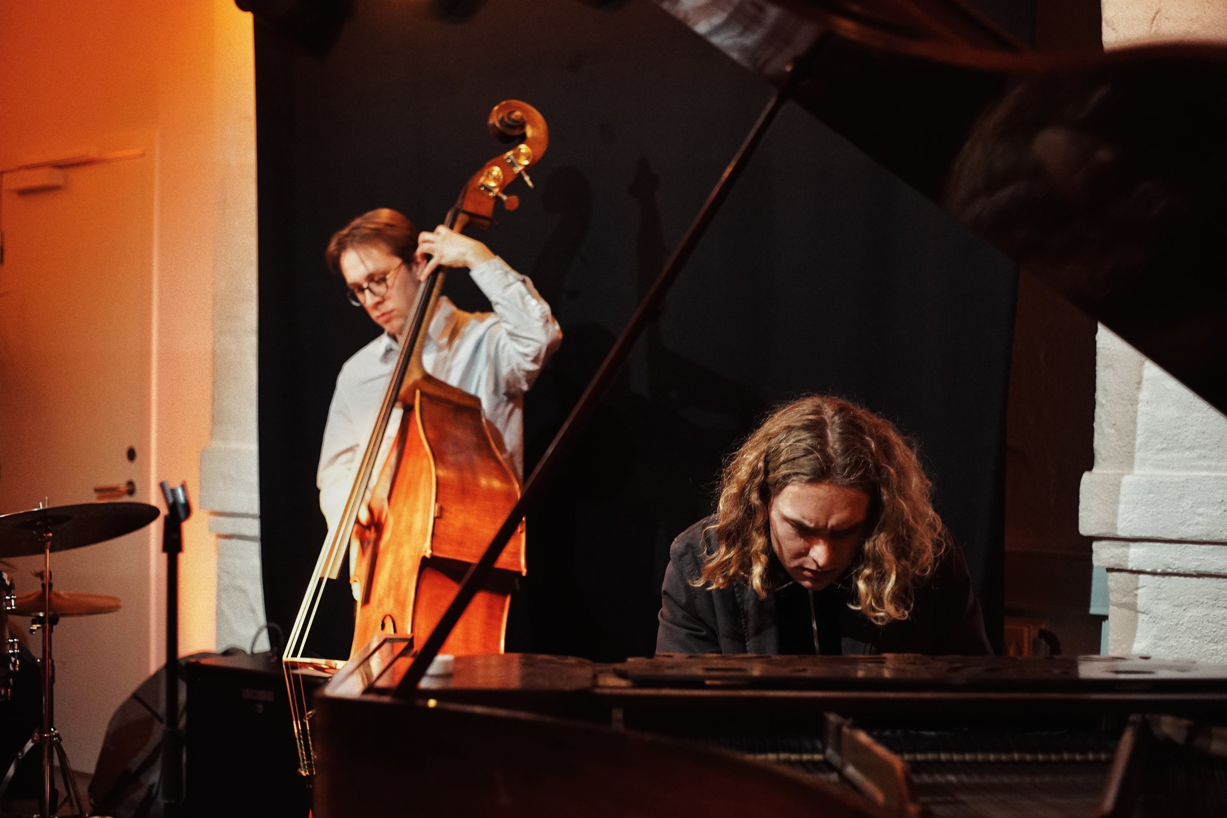 To musikere spiller på klaver og kontrabass i Villa Lucerna.