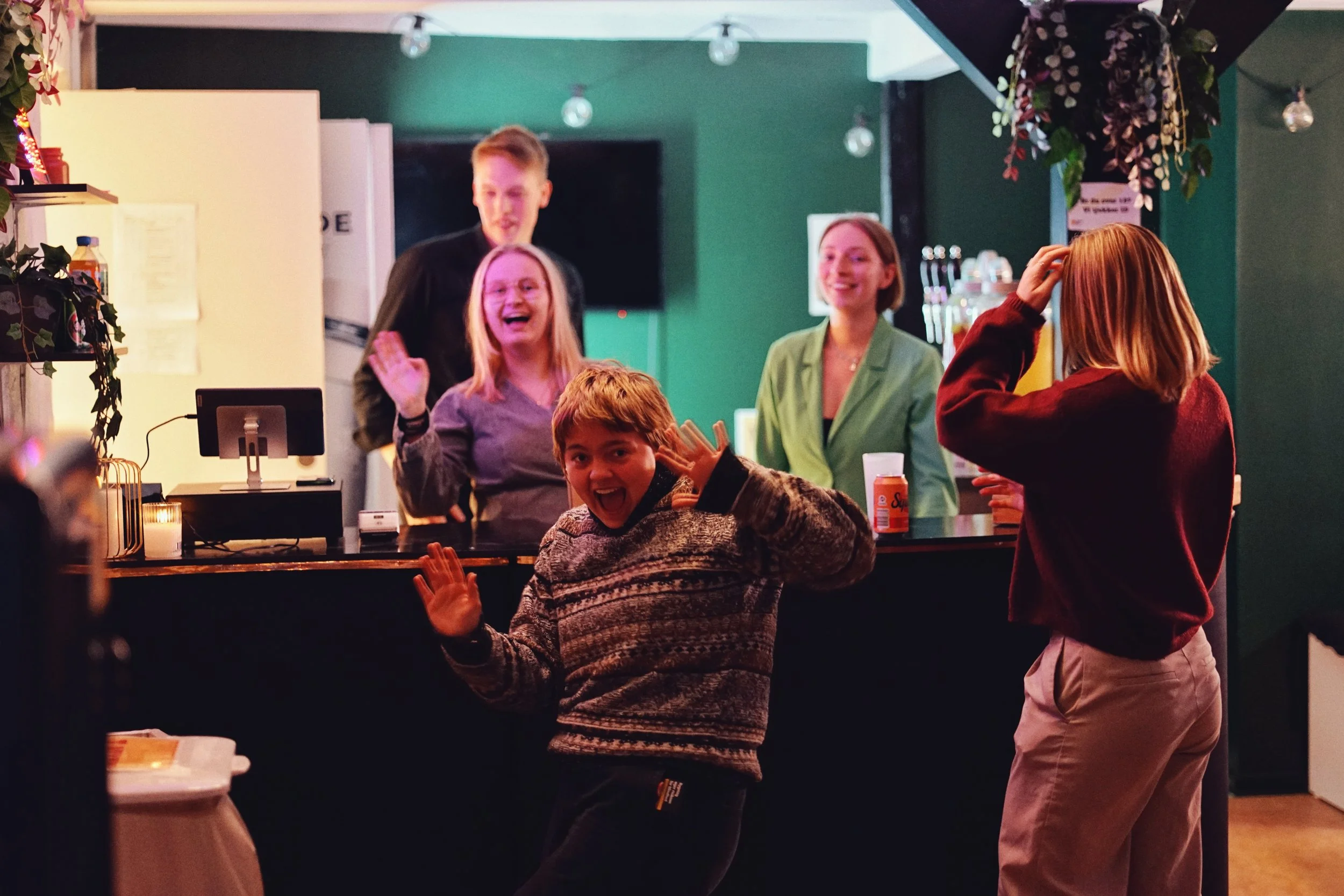 Unge medlemmer i Villa Lucernas bar.