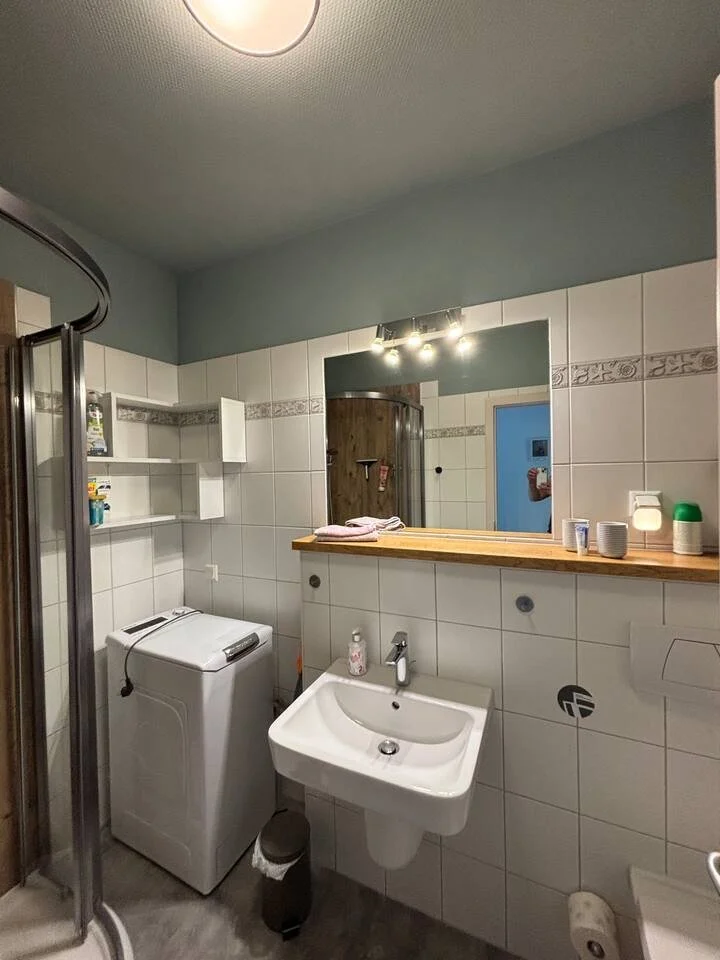 Bad mit Dusche & Waschmaschine