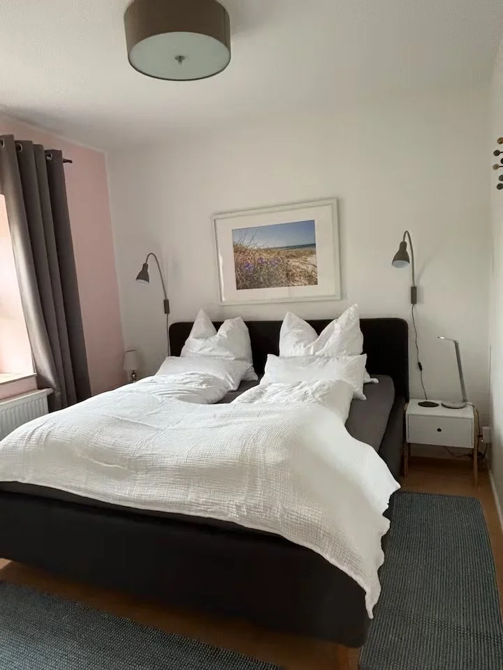 Schlafzimmer mit Queensize Bett (180x200cm) und Gel-Memory-Schaum-Topper