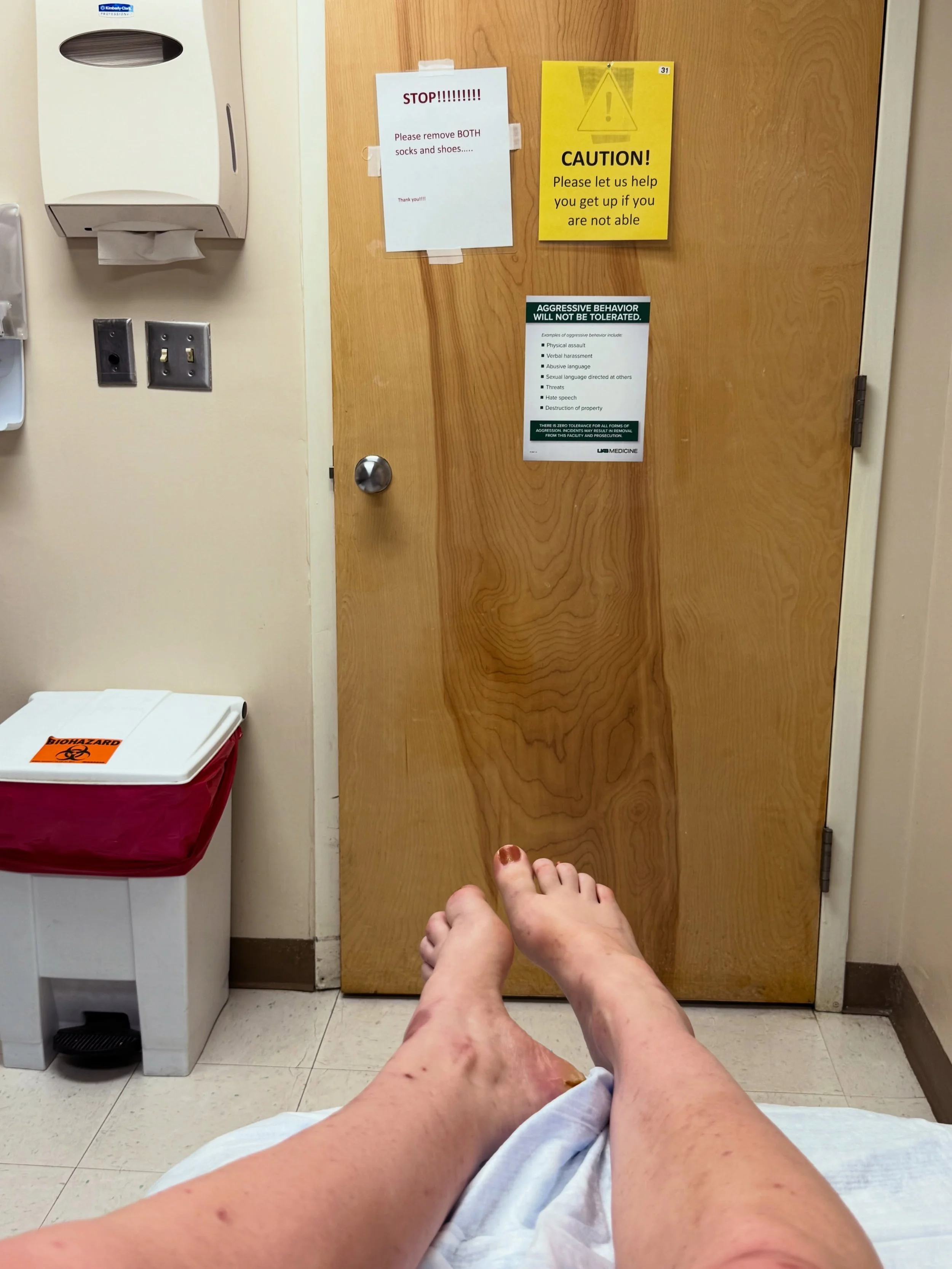 Low-key had to get my left heel sliced up with a scalpal the other day BUT my Em Dash website is almost done! Bookings, galleries, shop of fun little things from me. 🫦

#feet #barefeet #toes #footmodel #feetup