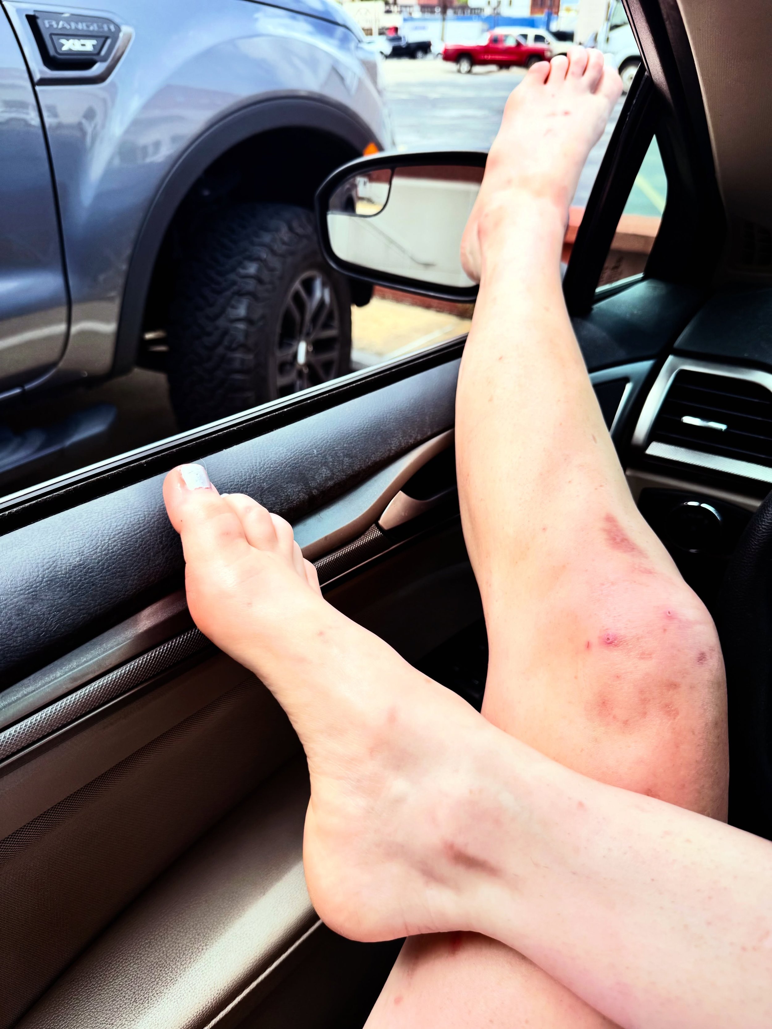 Having some fun on video calls while waiting in the car 👣 ☀️ 🚘 

#feetup #barefeet #soles #toes #barefoot