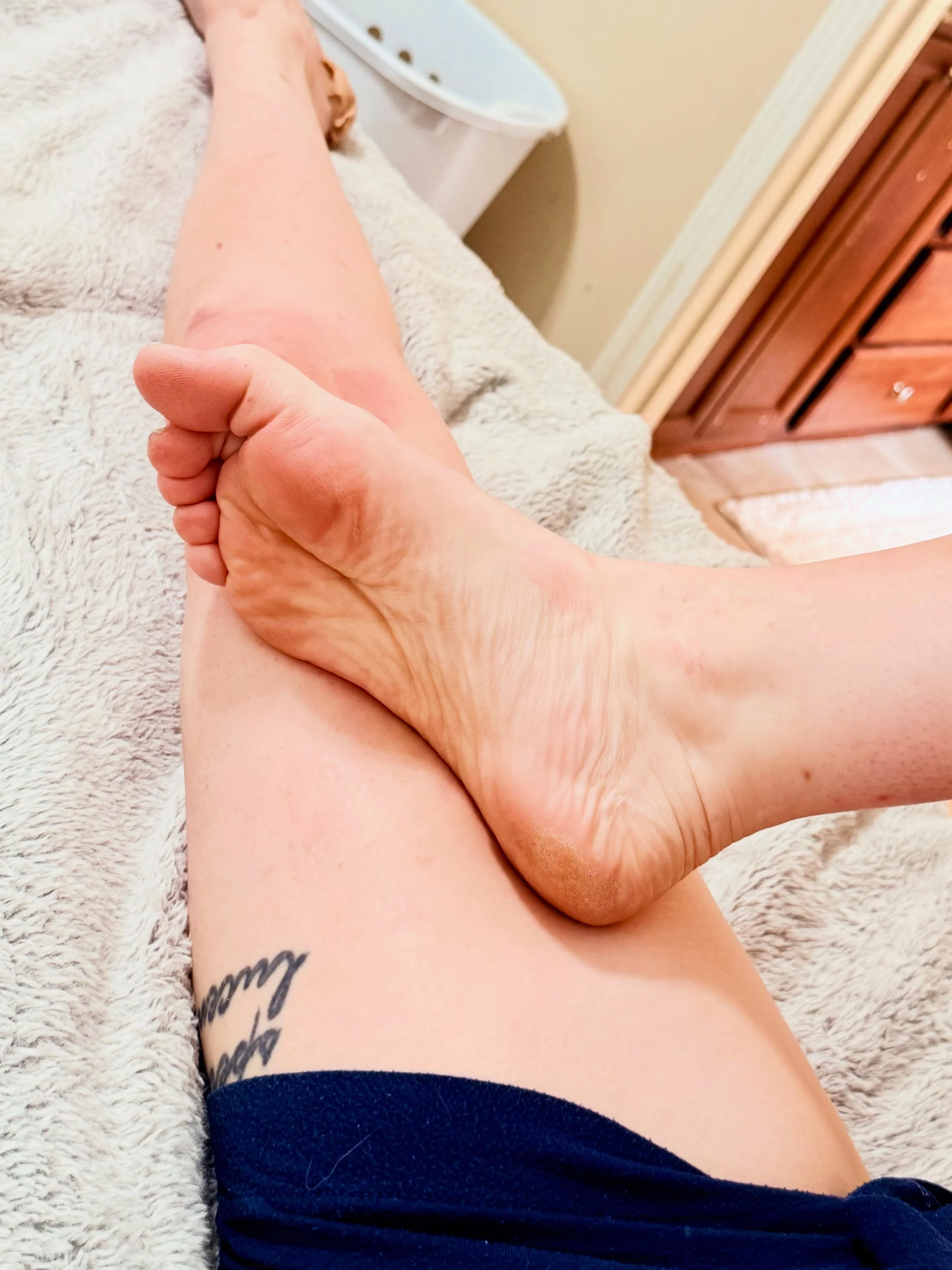 Made a backup account just in case, go follow both? @itsbarefootem &mdash; break glass in case of emergency xx

🔨 

#toes #footmodel #soles #feet #barefoot
