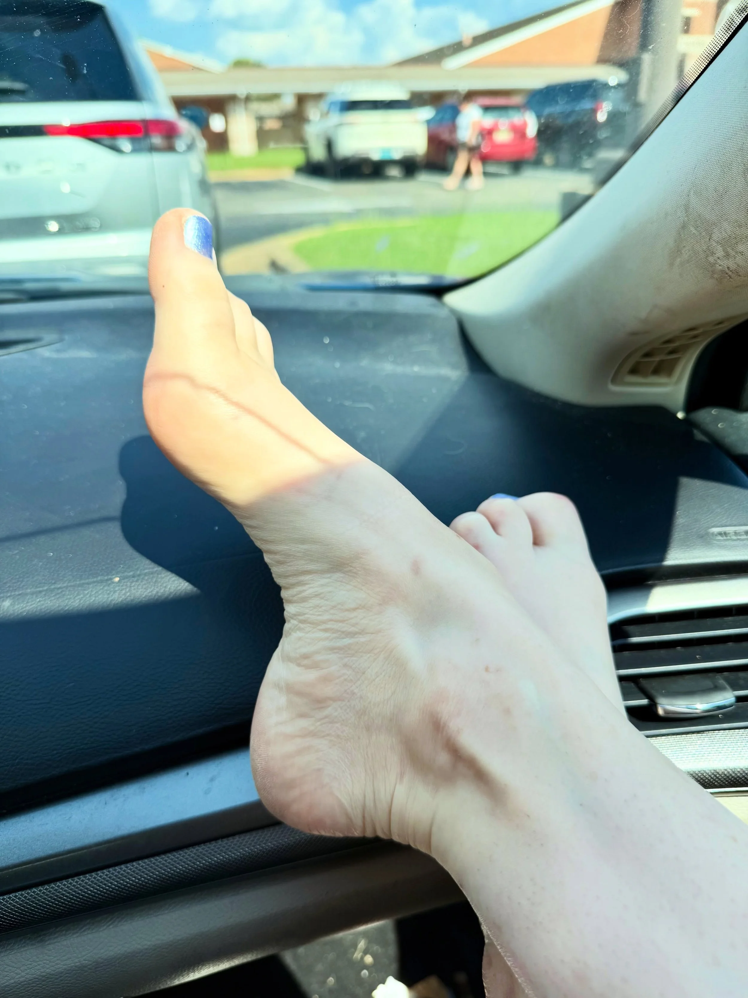 #feetup gram of the day xx trying a bunch of things today and jn general. &ldquo;Trust the unfolding&rdquo; is the goal&mdash;but god damn do I like to imagine I am in control of this shit show.
Yours,
Em

🚖

#barefoot #barefeet #toes #soles