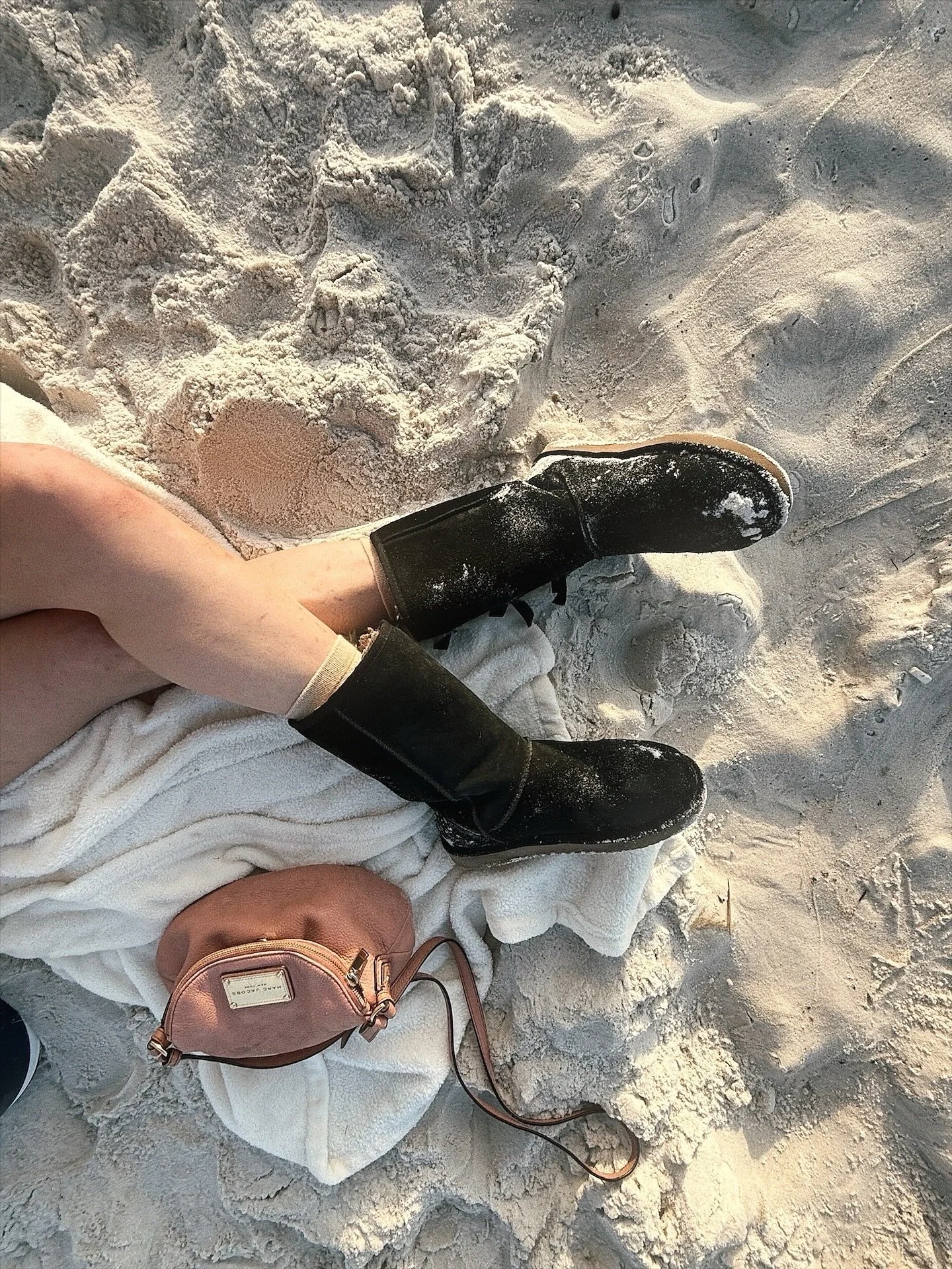 Selling these worn Uggs. DM me if ya want them? They've served me well for years;  I wore them basically everywhere in all seasons, and they are especially comfy without socks... ;) Xx

#uggs #feet #barefoot #soles #toes