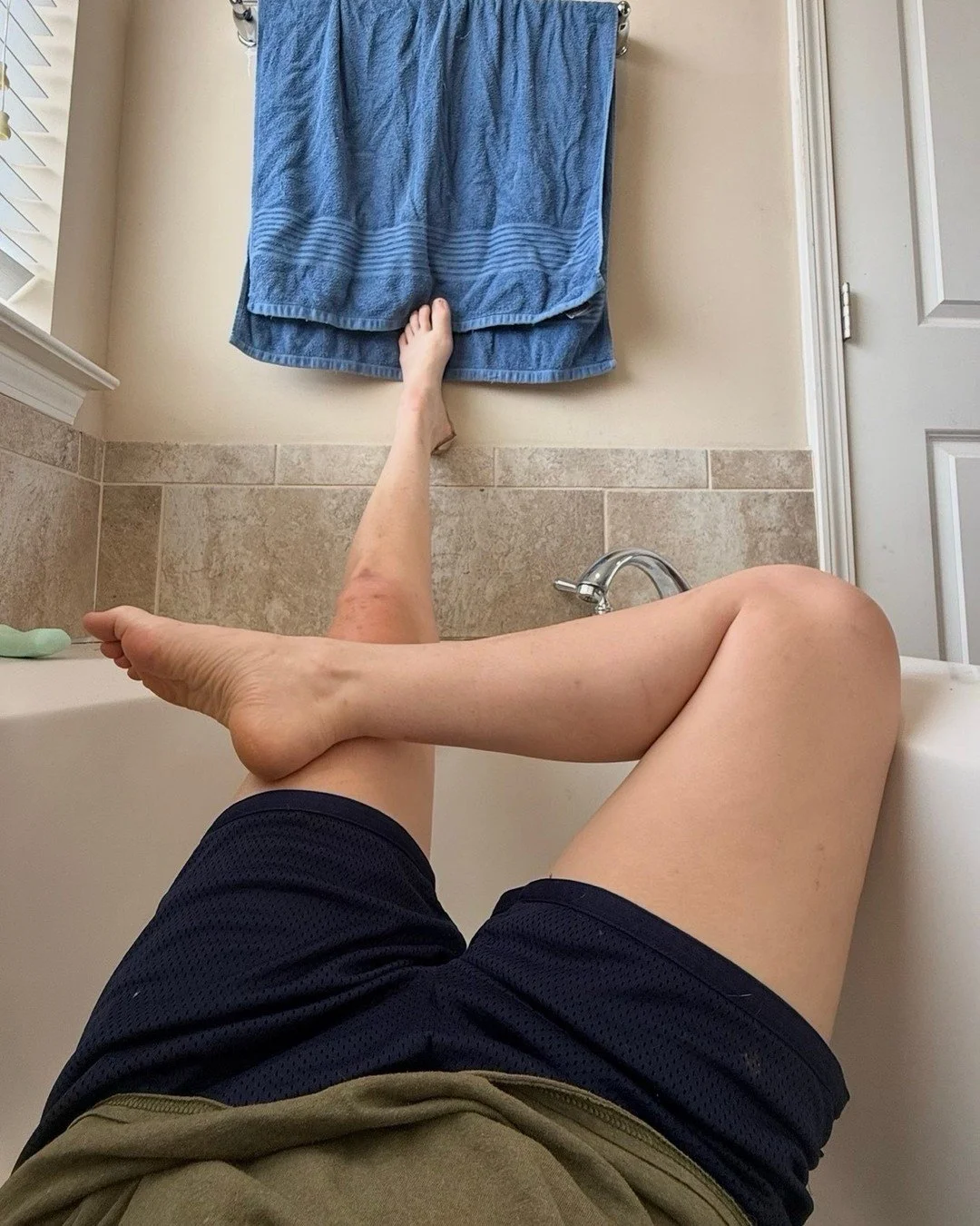 New polish/pedi day&hellip; maybe today? Polling the audience: what color should I go with this time? Name ANY color. 🌈 Xx

#pedicure #softfeet #pedi #feet #barefoot