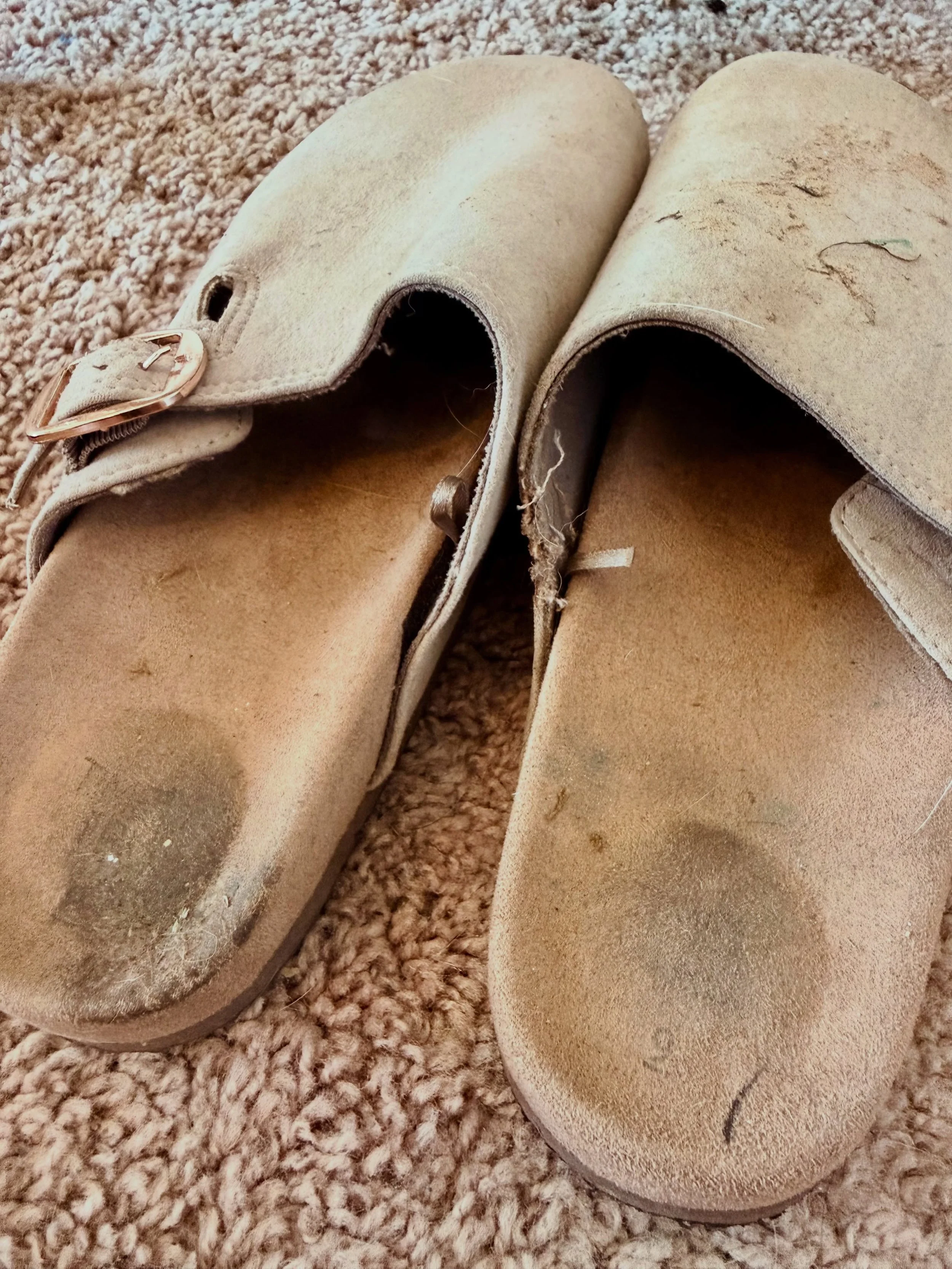 Any idea what I should do with these gross old things?
👀 

WWW.BAREFOOTWITHKAIT.COM

#footfetish #barefoot #feet #footfetishcommunity #footfetishnation