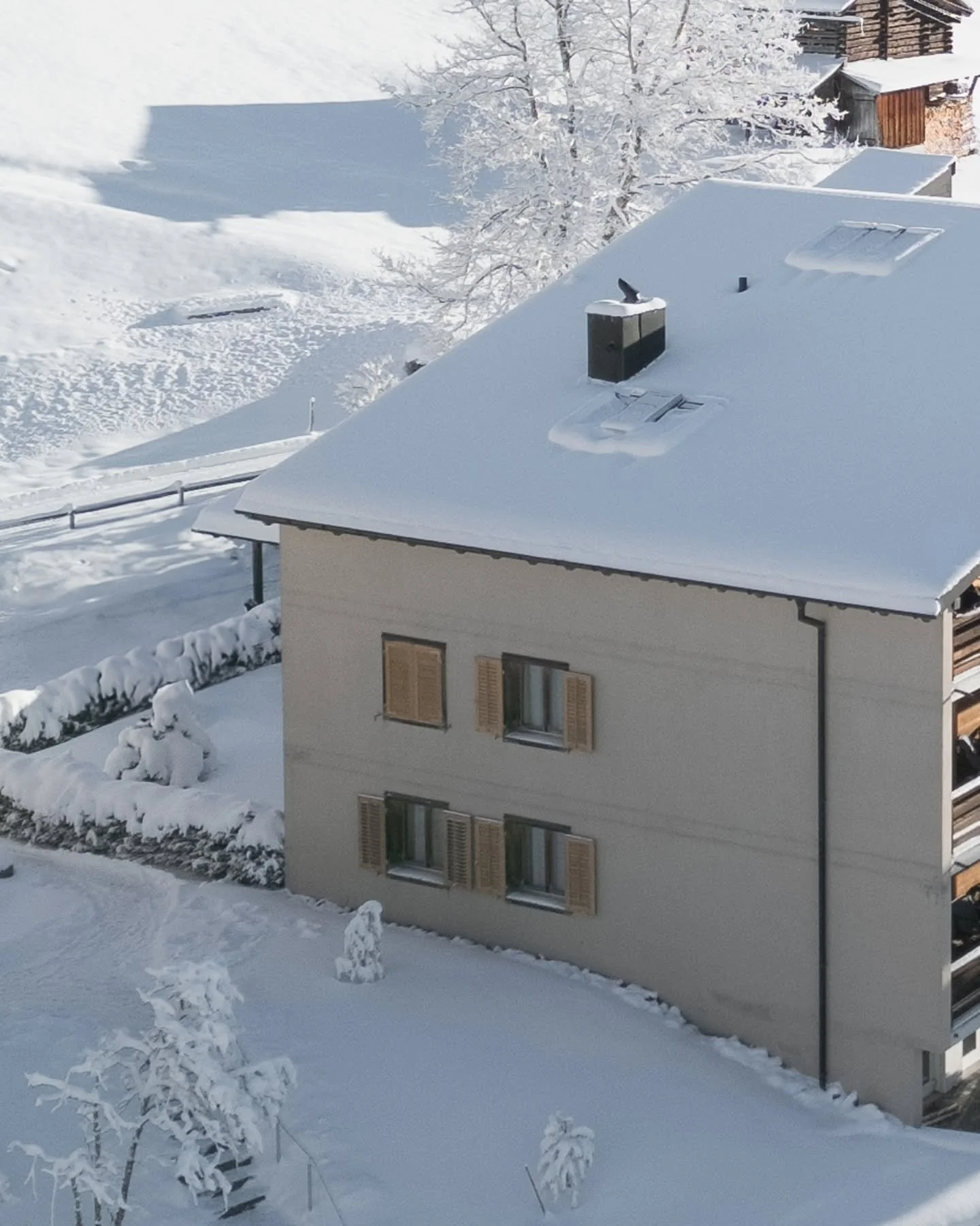&mdash; THE MOUNTAINS ARE CALLING. WINTER IS LIVE. &mdash;

The peaks are snow-kissed, the skies are wide open, and our calendars for the 2026/27 winter season are now open for booking.

Villa Hundert is your basecamp for the perfect alpine rhythm.
C