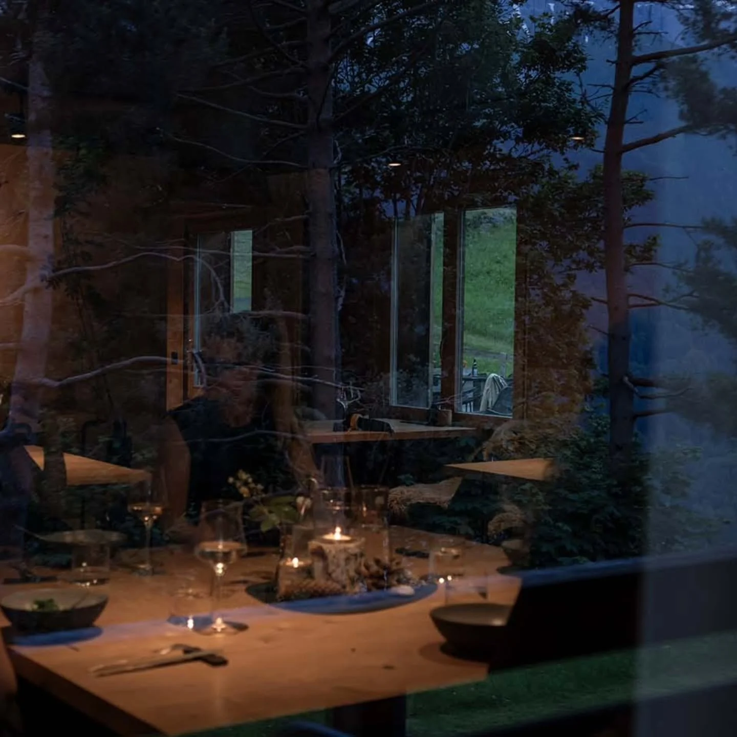 &mdash; JOIN THE VILLA TEAM &mdash;

Are the mountains calling? Then join our small, big-hearted team at VILLA HUNDERT and inspire our guests through honest experiences.

Work with the best guests in the world and share our pursuit of creating superl