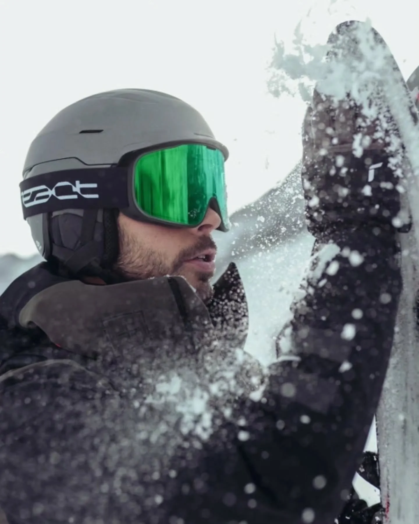 Technologie suisse, vision parfaite.
Les masques React Sight 2.0, disponibles chez No1 Sports, s&rsquo;adaptent en 0,1 seconde &agrave; la lumi&egrave;re gr&acirc;ce &agrave; leur verre photochromique intelligent &mdash; sans bouton, sans batterie, s