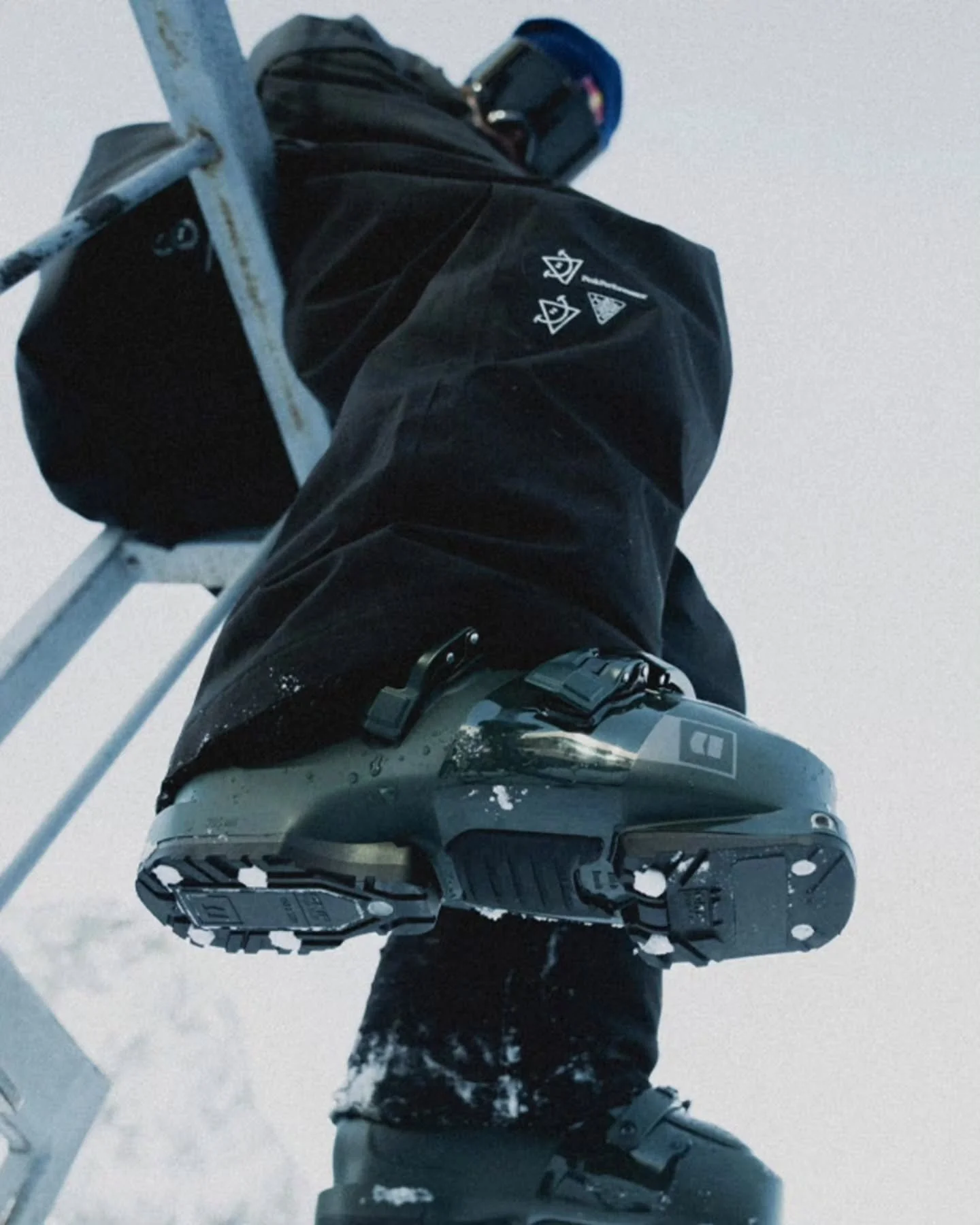 Apr&egrave;s des d&eacute;cennies &agrave; repousser les limites du ski,
Armada entre dans une nouvelle &egrave;re : la&nbsp;AR ONE.

Con&ccedil;ue par des skieurs. Test&eacute;e sur les plus grandes pentes.
Une boot hybride qui combine le confort ca