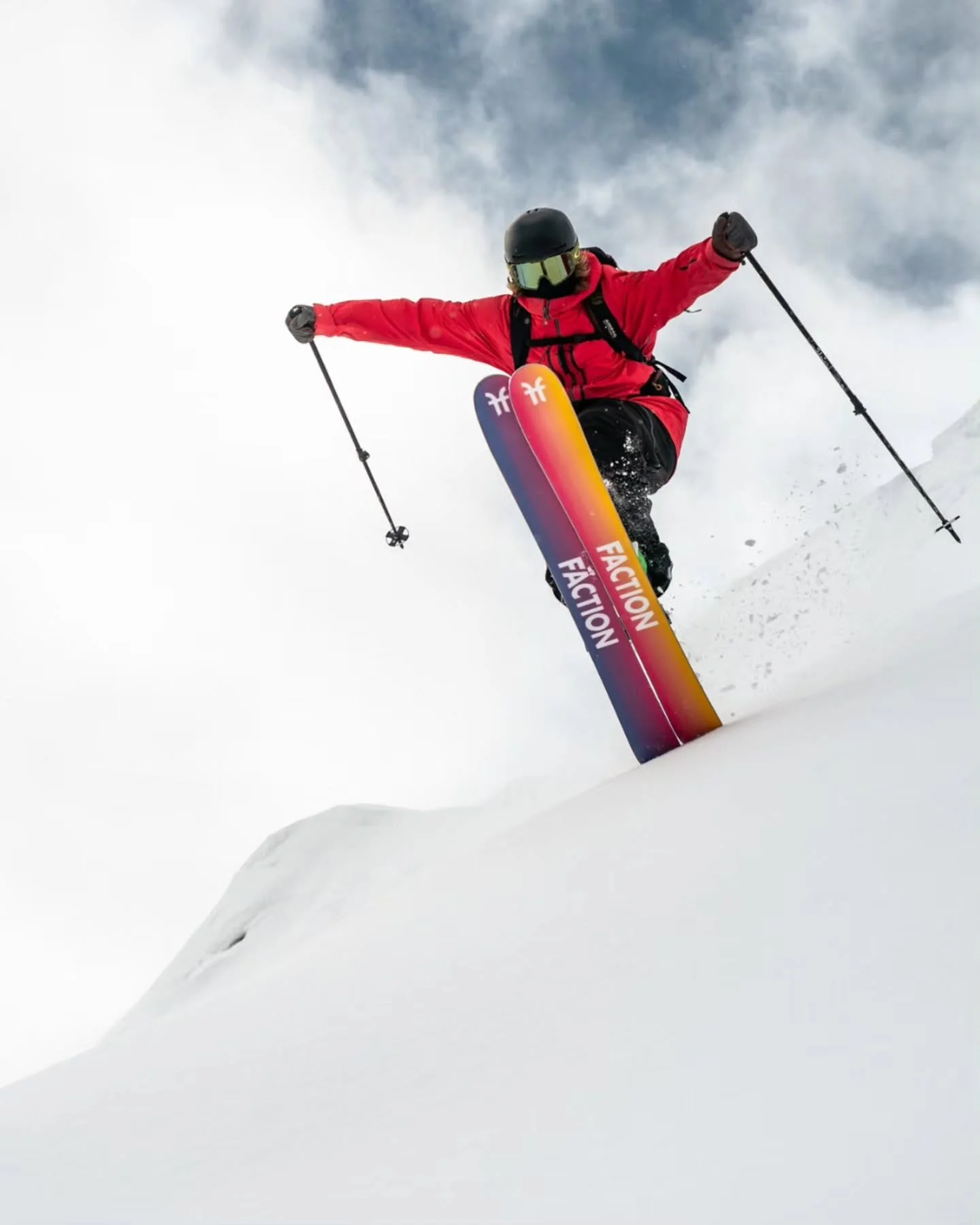 N&eacute;s ici. Forg&eacute;s dans la poudreuse de Verbier.
Les skis Faction sont de retour l&agrave; o&ugrave; tout a commenc&eacute;. 🏔️

Cr&eacute;&eacute;s par une bande de passionn&eacute;s qui en avaient marre du ski format&eacute;, Faction a 