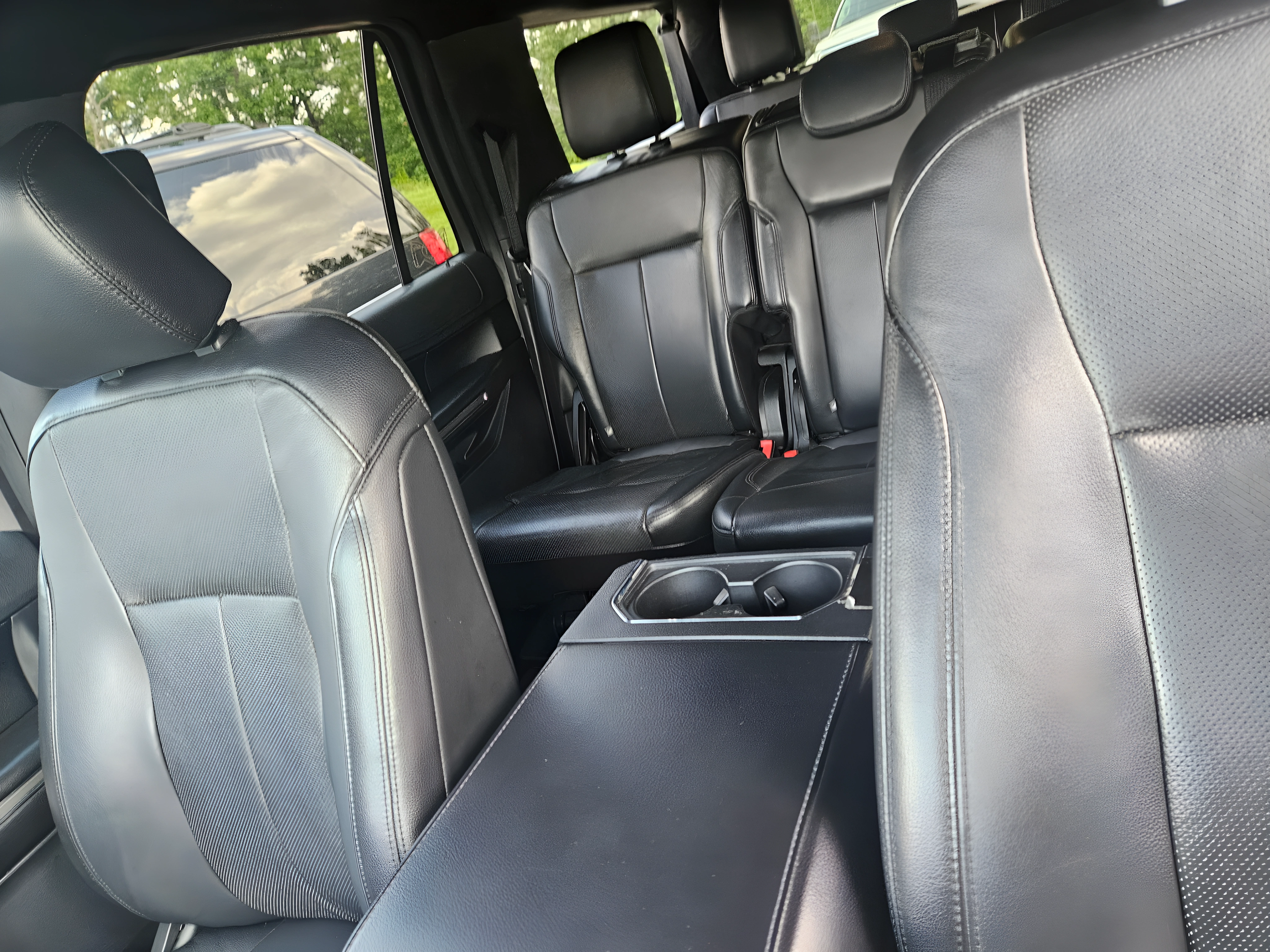 Expedition_Front_Interior.png