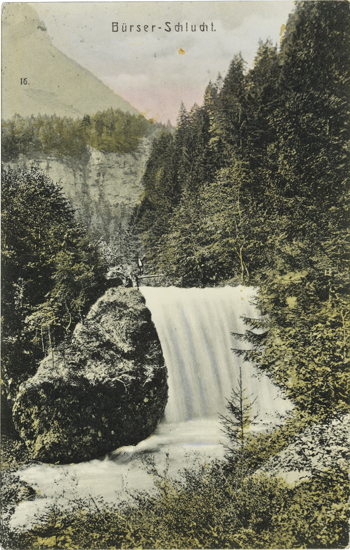 Historische Schwarz-Weiß-Photografie eines Wasserfalls in einer bewaldeten Bergregion, mit dem Titel „Bürger-Schlucht“ beschrieben.