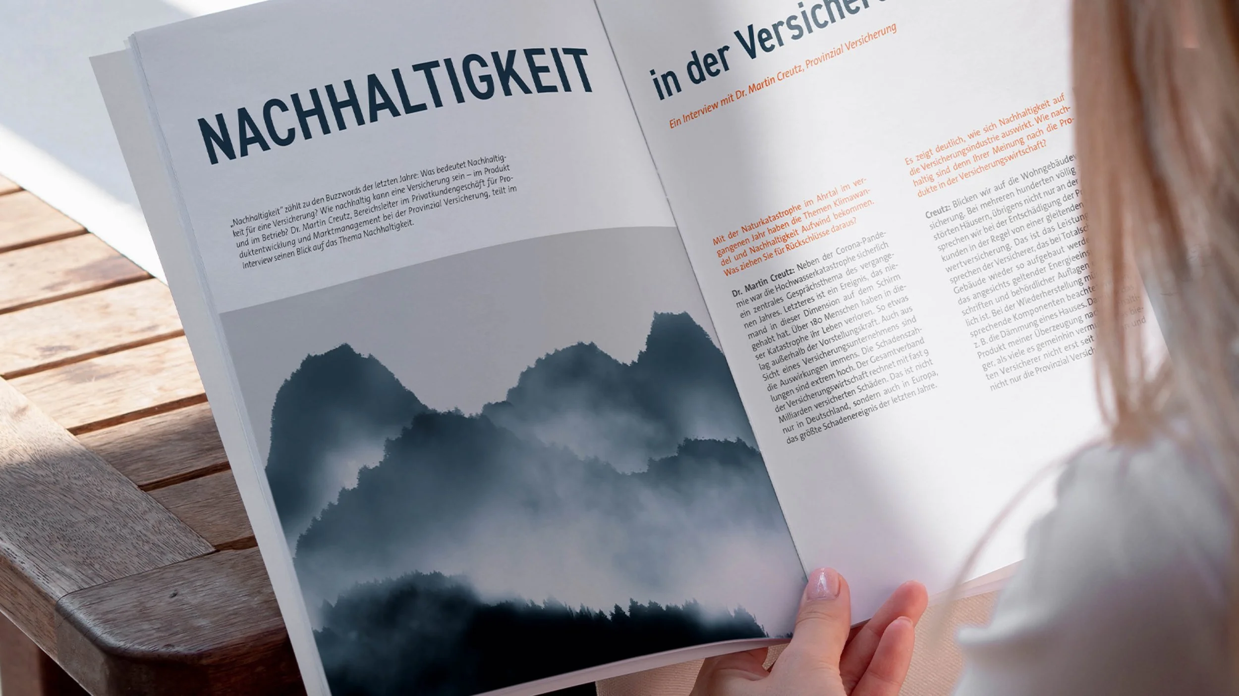 Alt-Text: Aufgeschlagenes Magazin zeigt eine Doppelseite zum Thema Nachhaltigkeit
