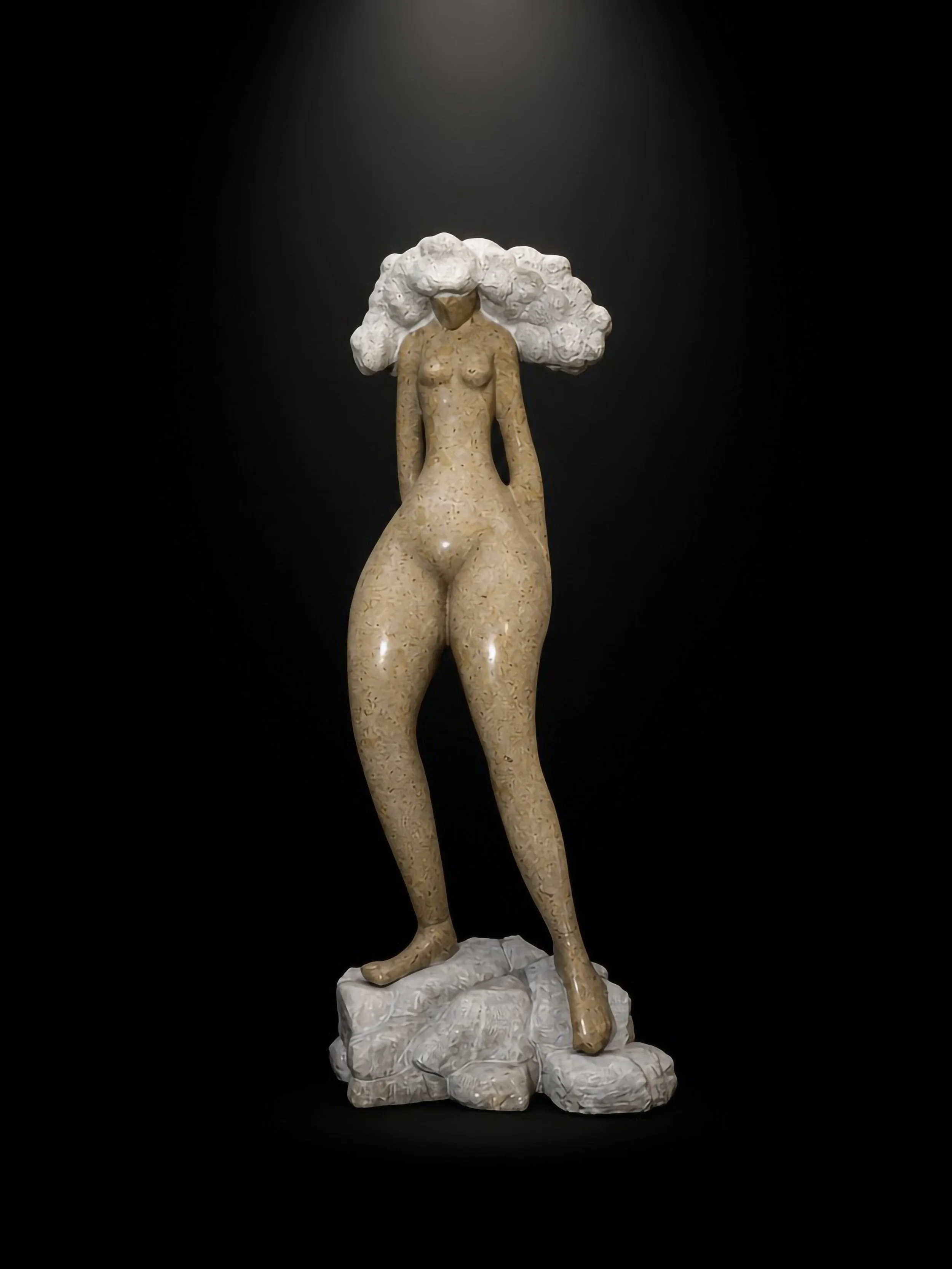 Figura completa de la escultura Decepción realizada en mármol Cenia por el artista escultor Raúl Abad, mostrando la integración de sus volúmenes y texturas, 2026.