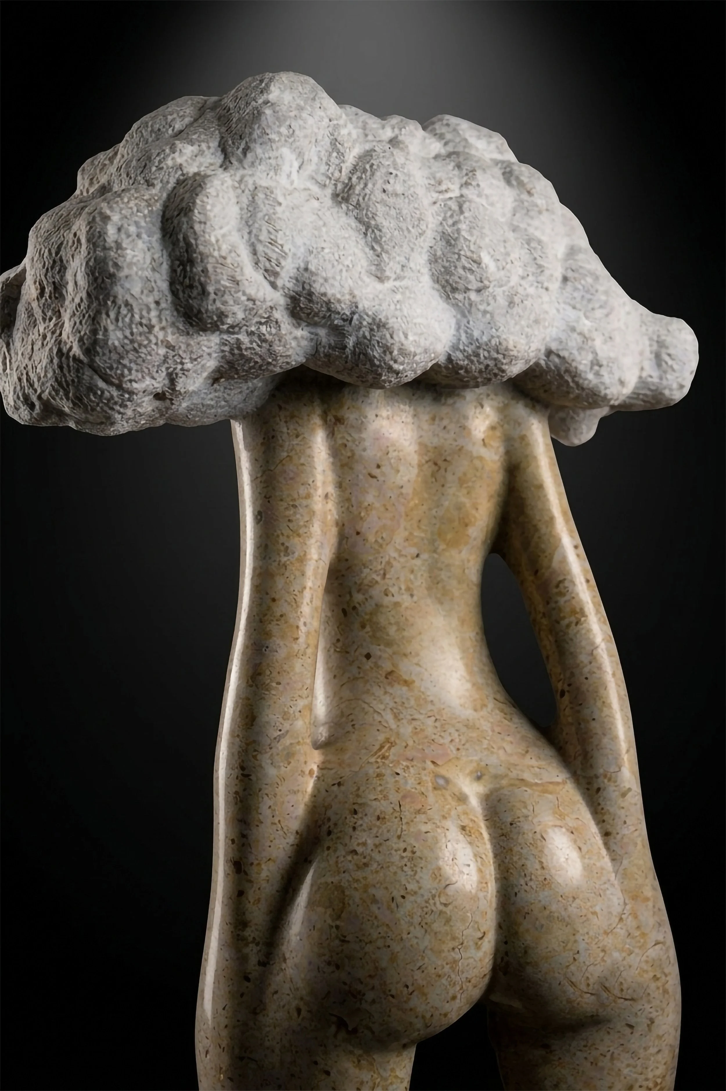 Detalle de las texturas contrastadas en la escultura Decepción de Raúl Abad: mármol Cenia pulido frente a la superficie repicada del pelo, 2026.
