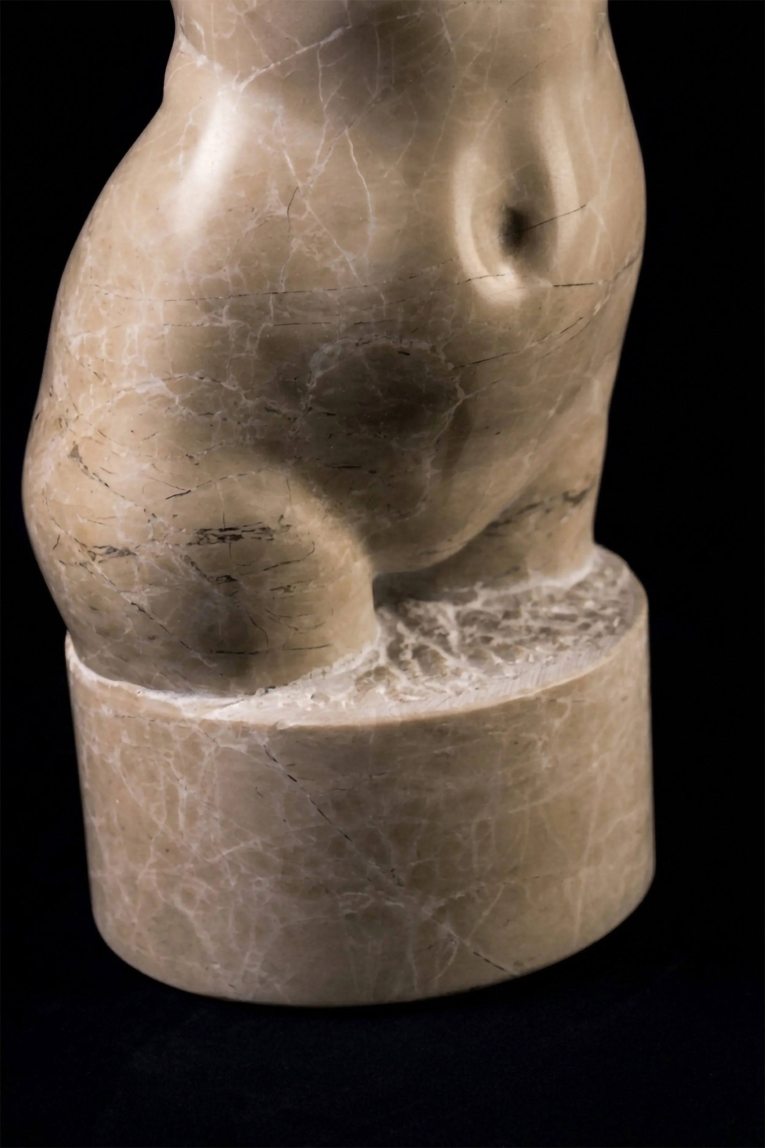studio-raul-abad-torso-al-amanecer-escultura-marmol-detalle.jpg