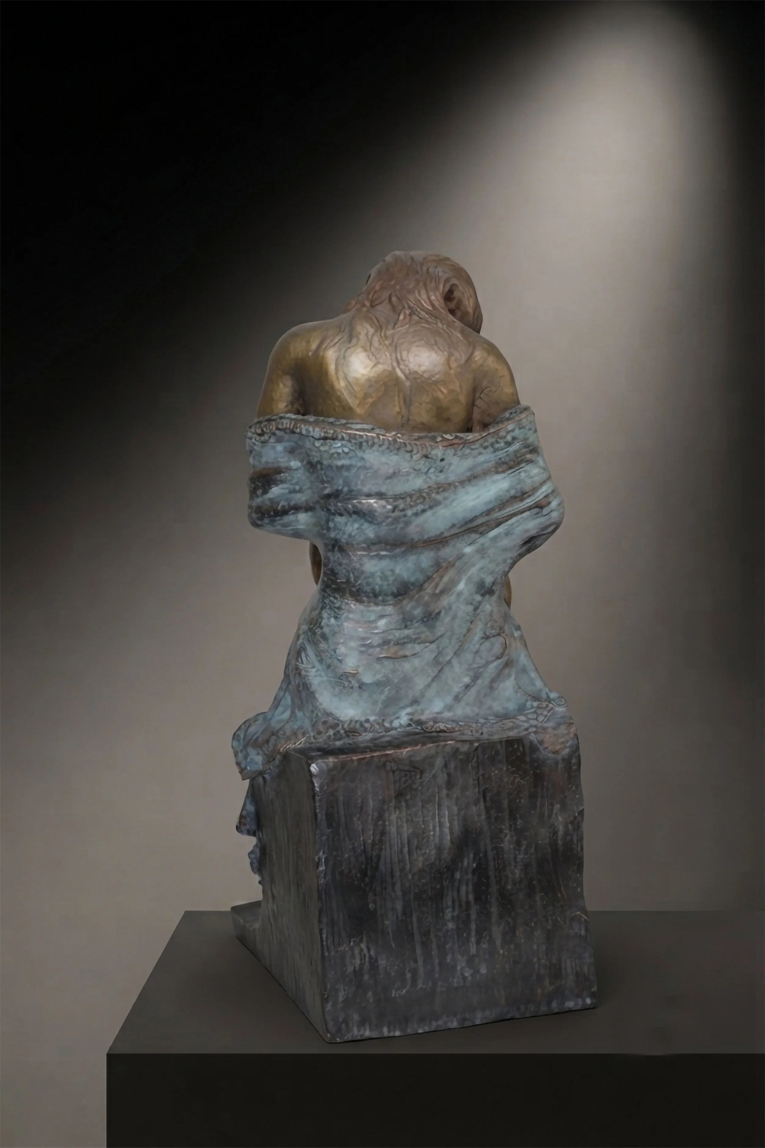 Figura escultórica 'Maternidad', creación del escultor Raúl Abad. Escultura contemporánea en bronce, pieza única producida mediante fundición a la cera perdida.