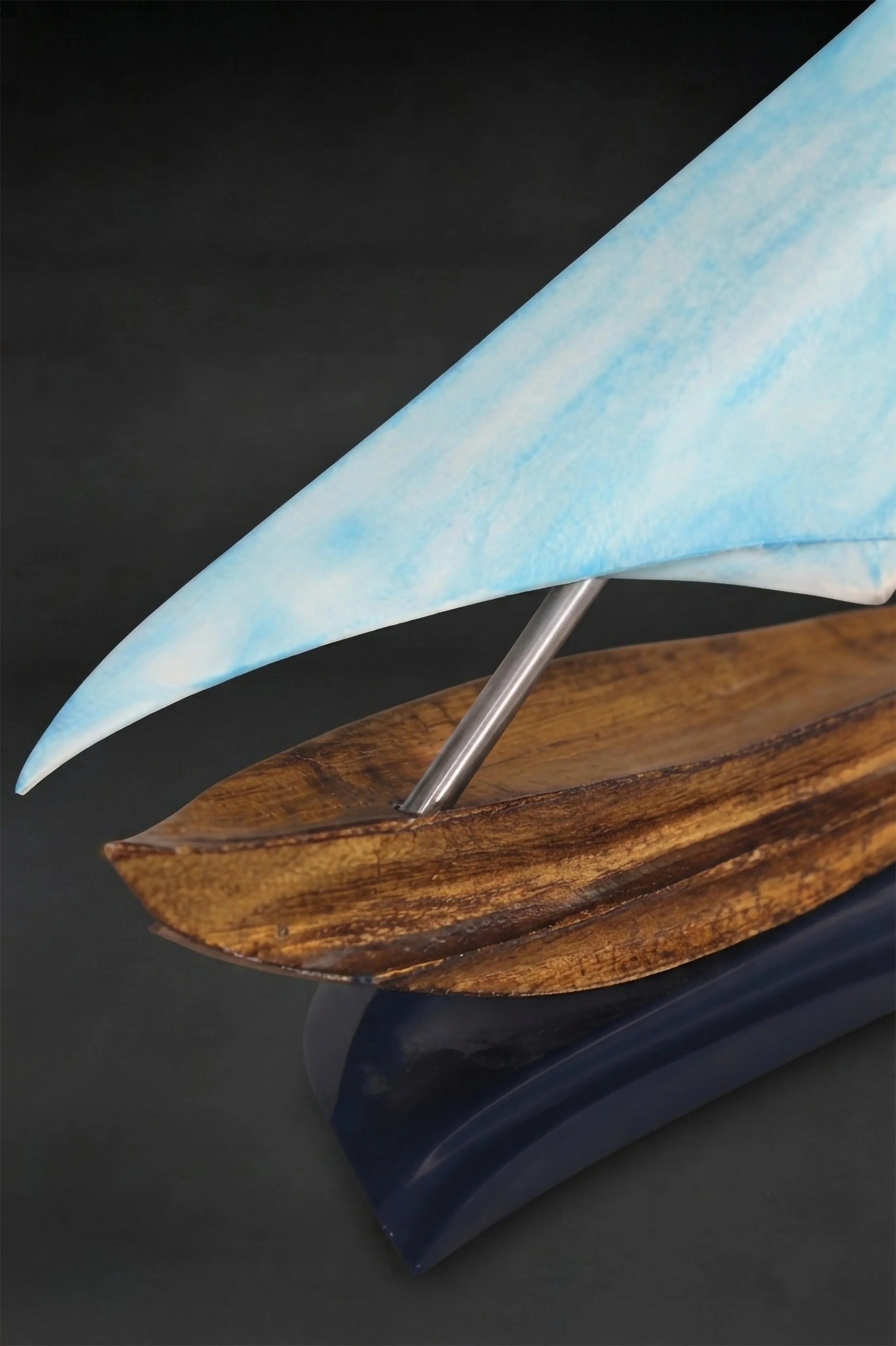 Detalle de la escultura 'El Velero' de Raúl Abad: la armonía entre la madera tallada y el acero inoxidable. Arte contemporáneo de autor, pieza única
