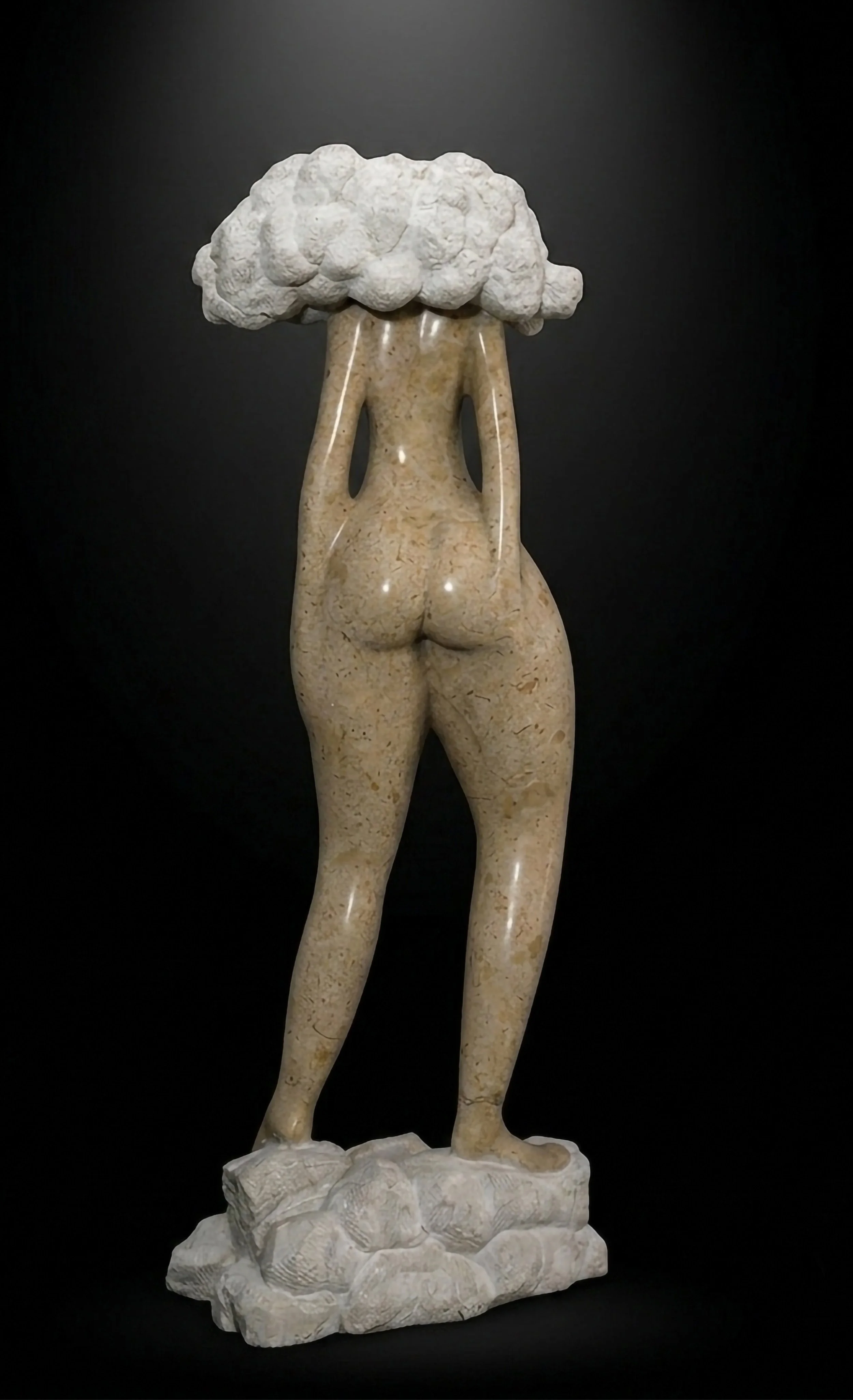 Vista posterior de la escultura Decepción, destacando el acabado pulido del mármol Cenia y la técnica de repicado en el cabello, obra contemporánea de Raúl Abad, 2026