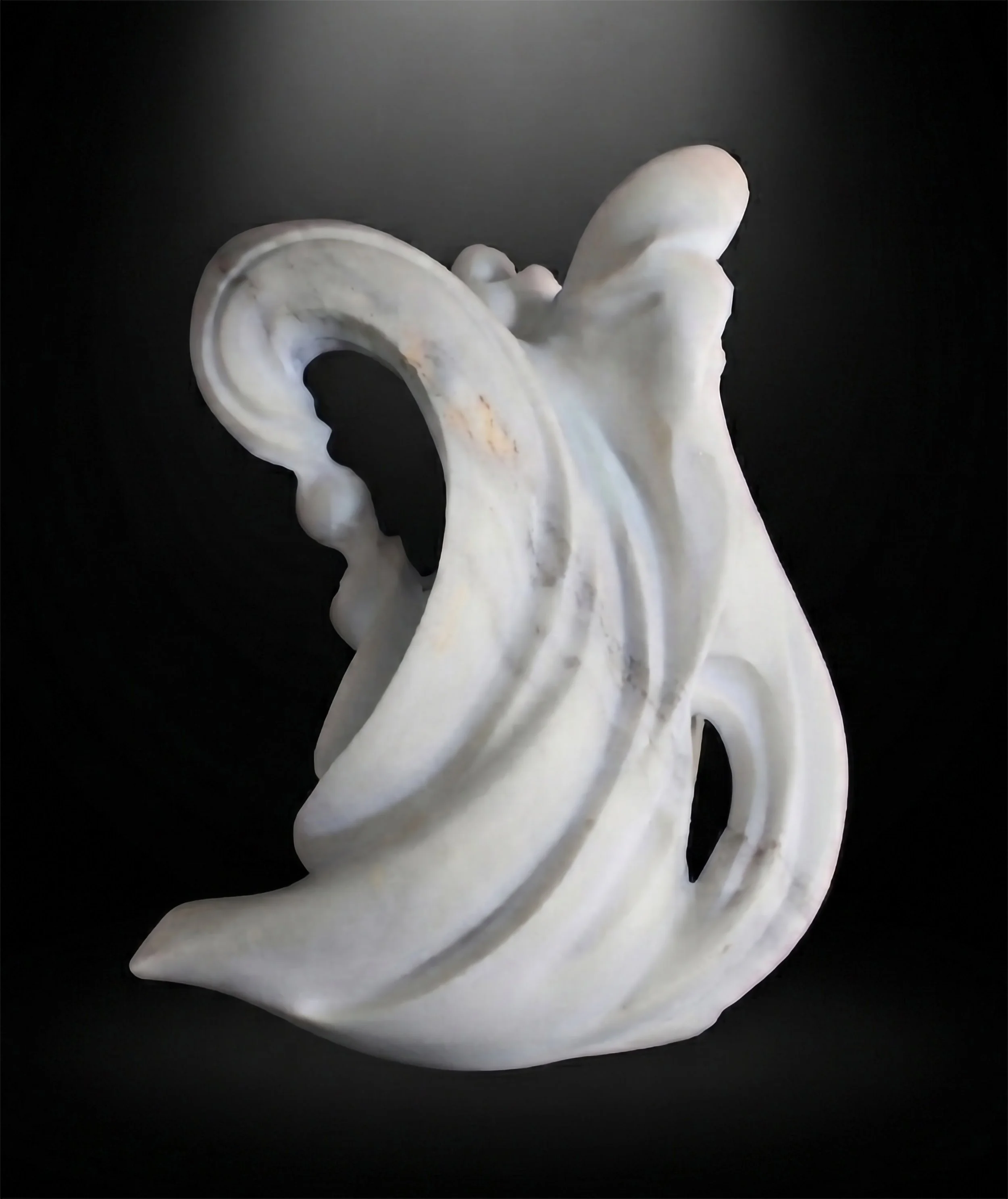 Vista de perfil de 'El Reto', escultura en mármol blanco de Raúl Abad. Arte contemporáneo de colección.