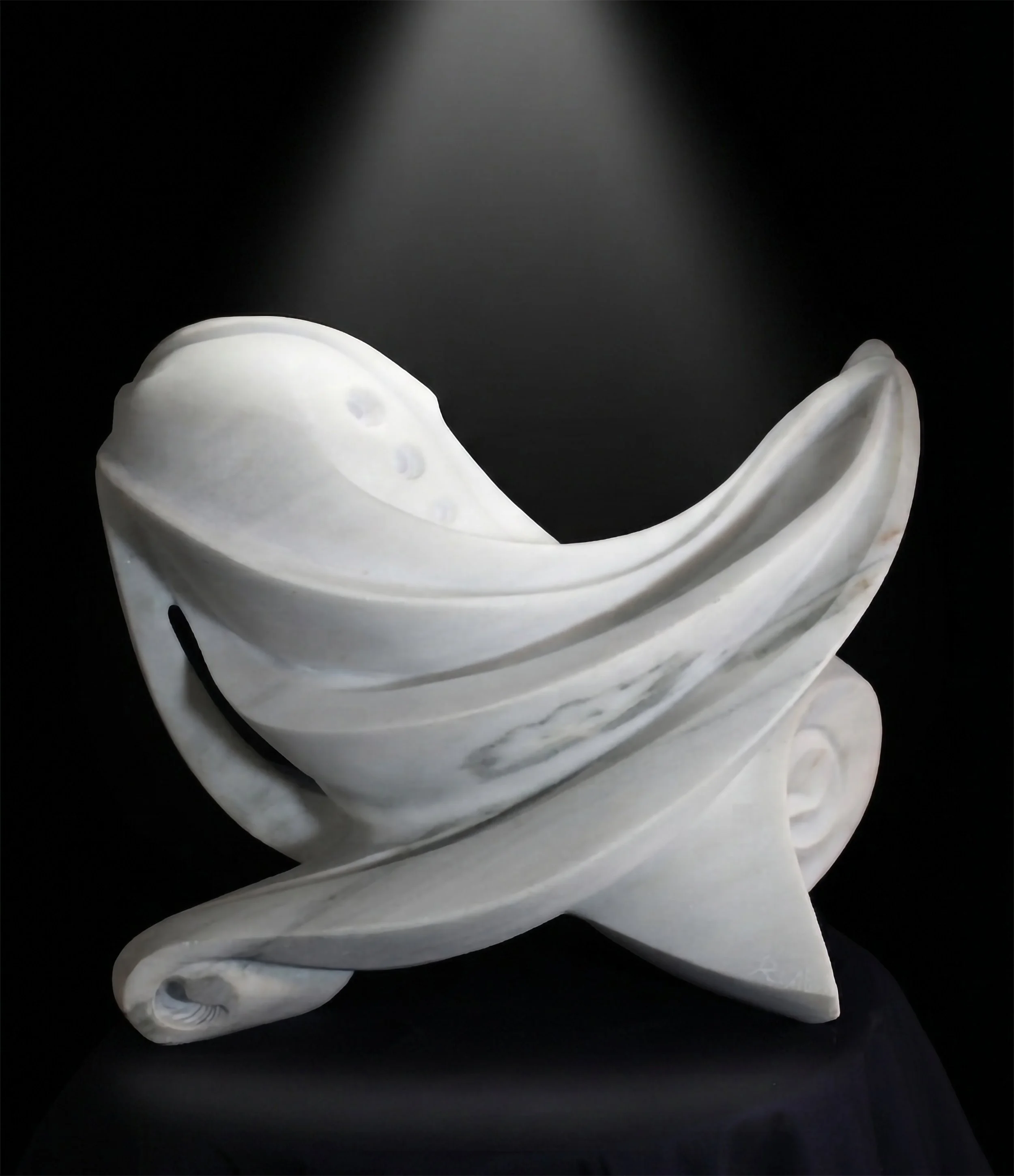 Vista lateral de 'Ondas', escultura original de Raúl Abad. Escultura contemporánea en mármol blanco, donde la técnica del tallado a mano define su esencia. Galerías y coleccionistas.
