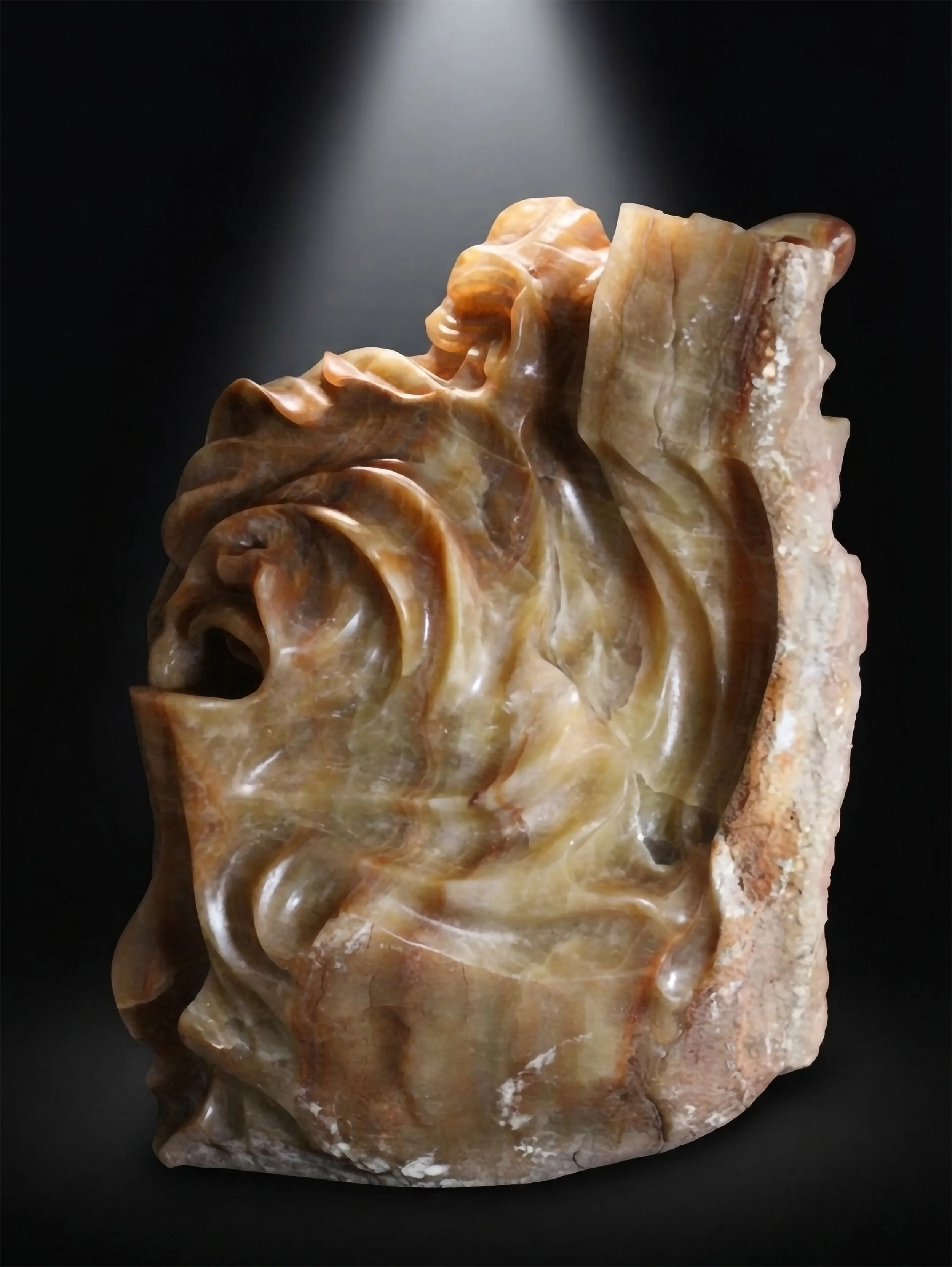 Detalle de la talla en 'El despertar', escultura de mármol de ágata de Raúl Abad. Trabajo artístico contemporáneo hecho a mano
