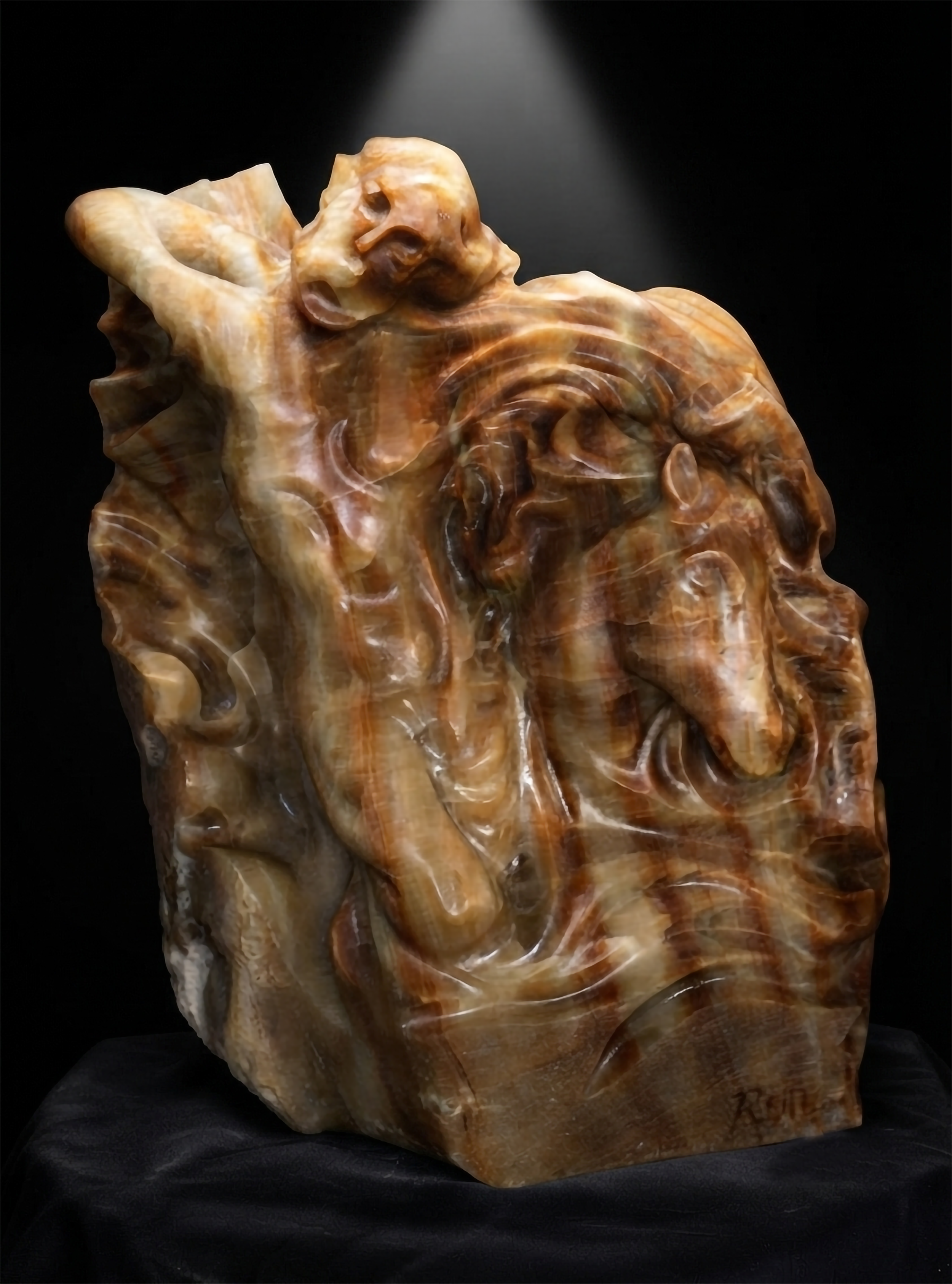 Escultura "El despertar"  mármol de ágata, tallada a mano por el escultor Raúl Abad. Obra de arte contemporáneo que destaca por la veta natural y el minucioso trabajo manual del artista.