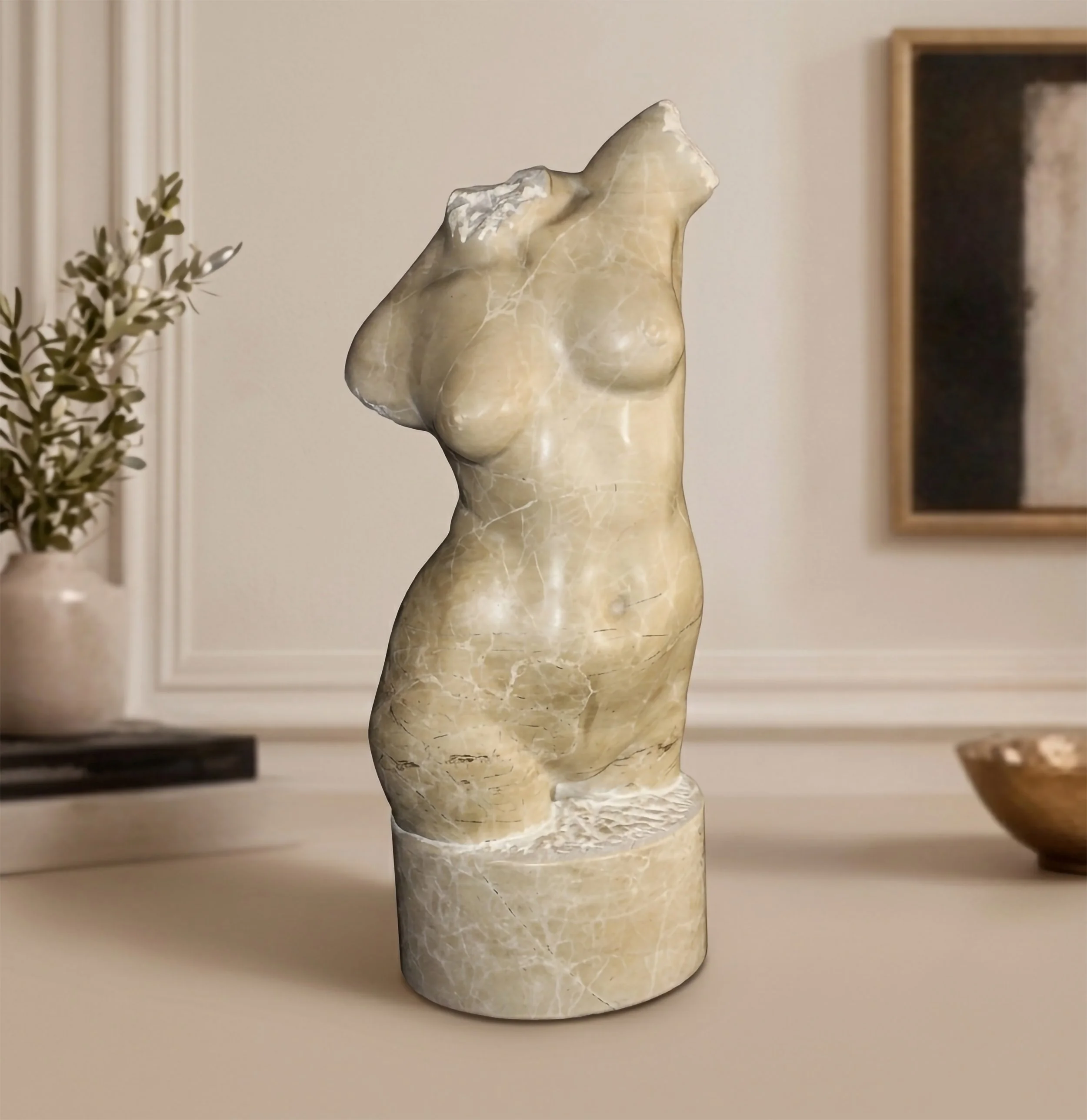 Torso al amanecer es una escultura contemporánea en mármol que explora la elegancia y sutileza de la figura femenina. Tallada a mano, la obra destaca por sus líneas fluidas, el delicado trabajo de vetas naturales de la piedra y su equilibrio entre la