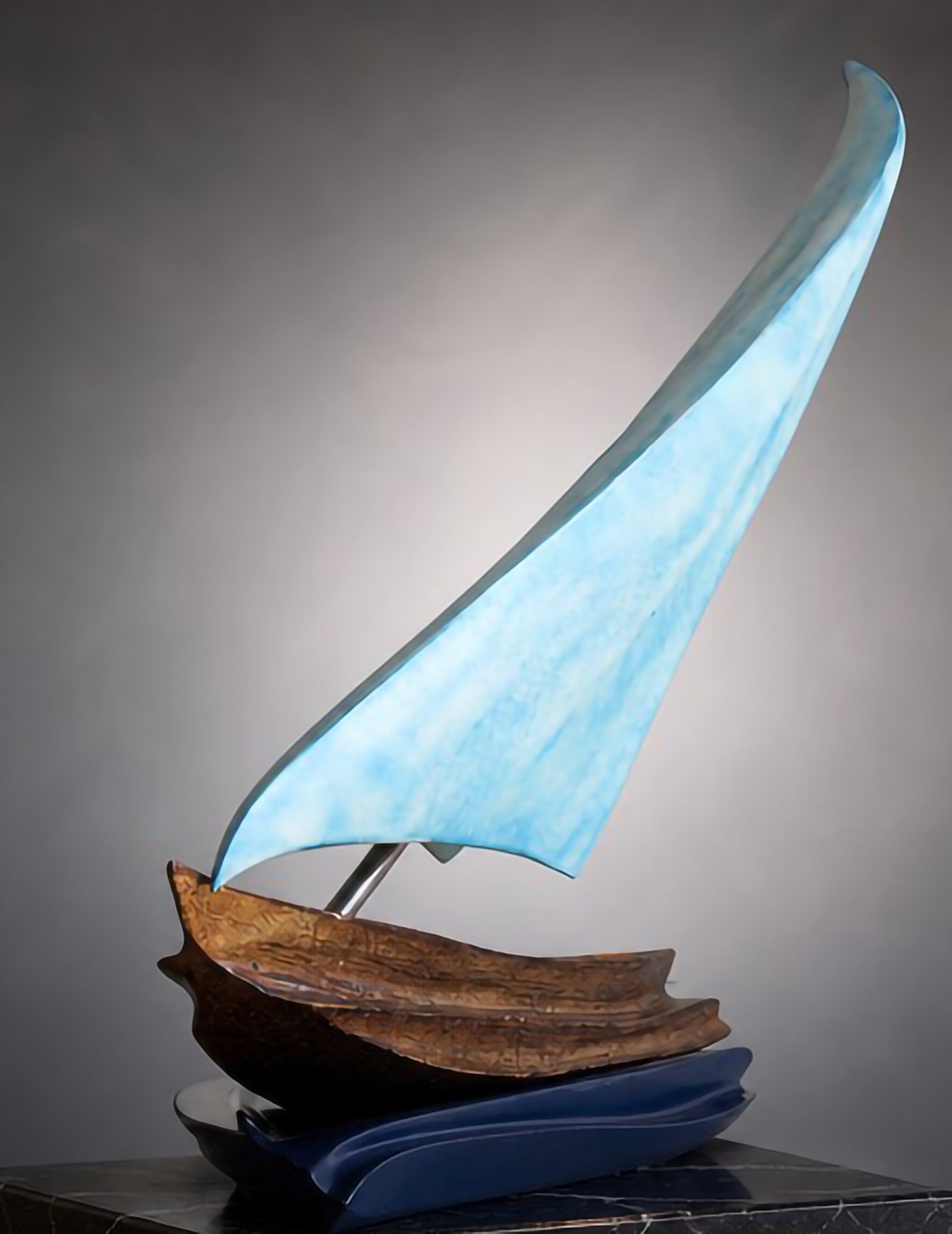 Obra escultórica 'El Velero', creación de Raúl Abad. Escultura contemporánea combinando madera y acero inoxidable, representativa del estilo del artista.