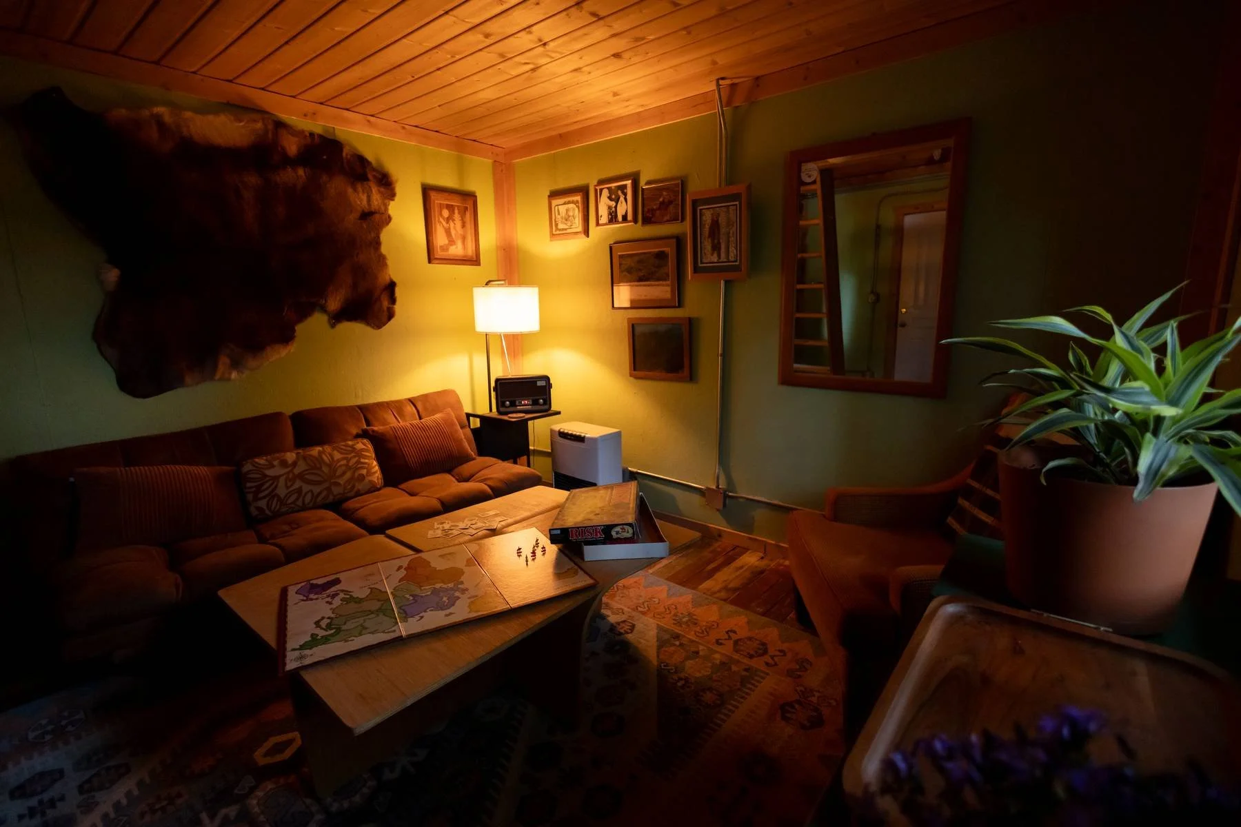 Caribou Cabin living room 