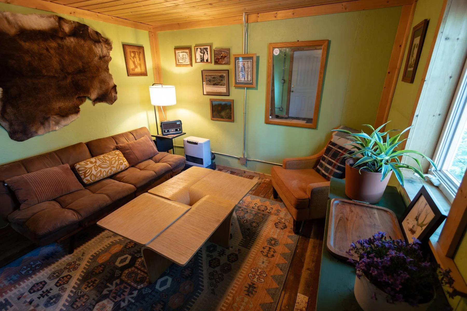 Caribou Cabin living room