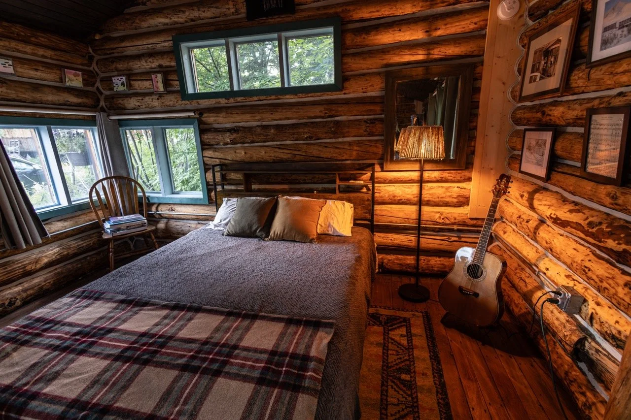 Studio cabin queen size bed