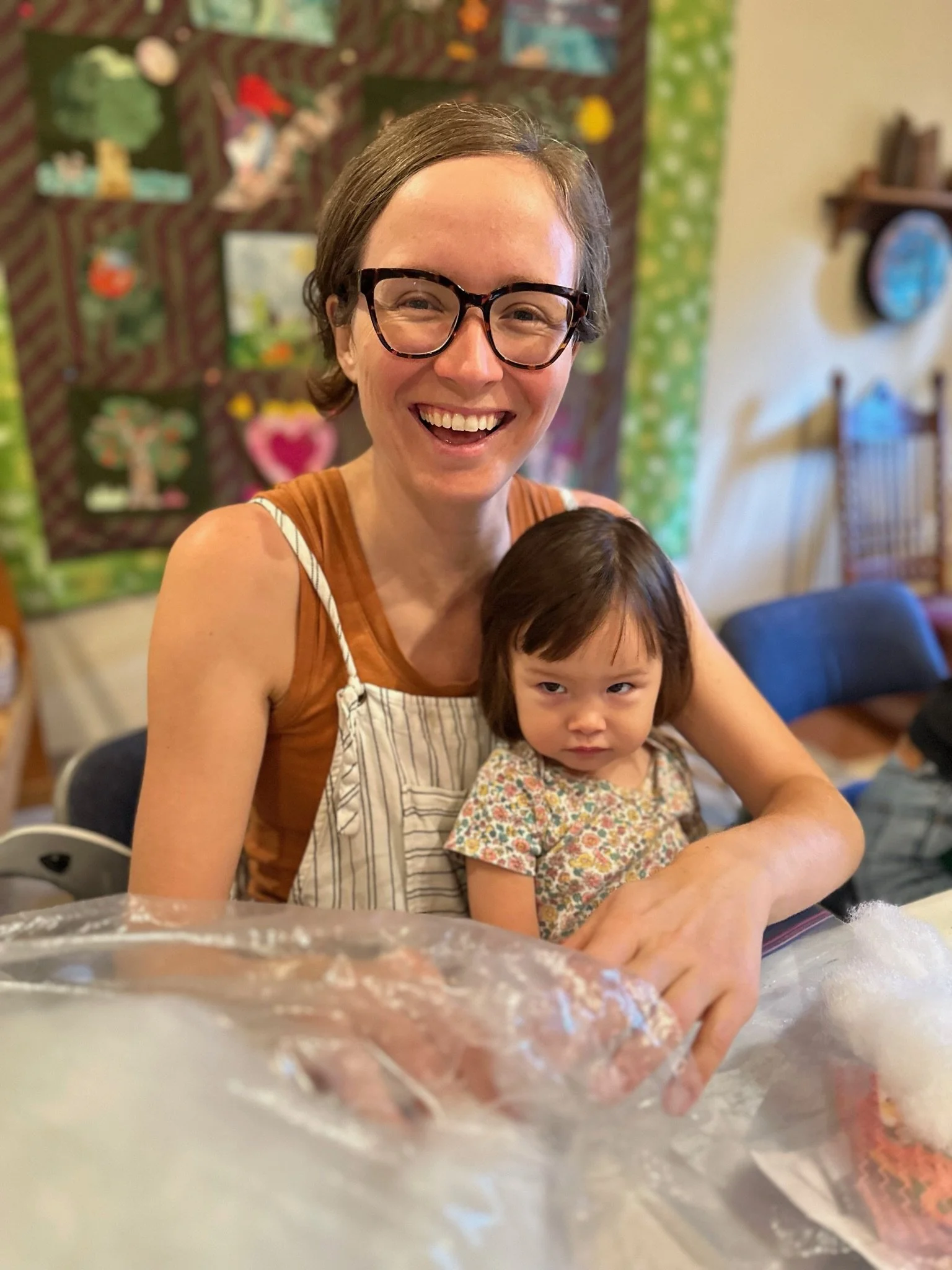 parent-volunteers-holiday-fair-crafting-2.jpg
