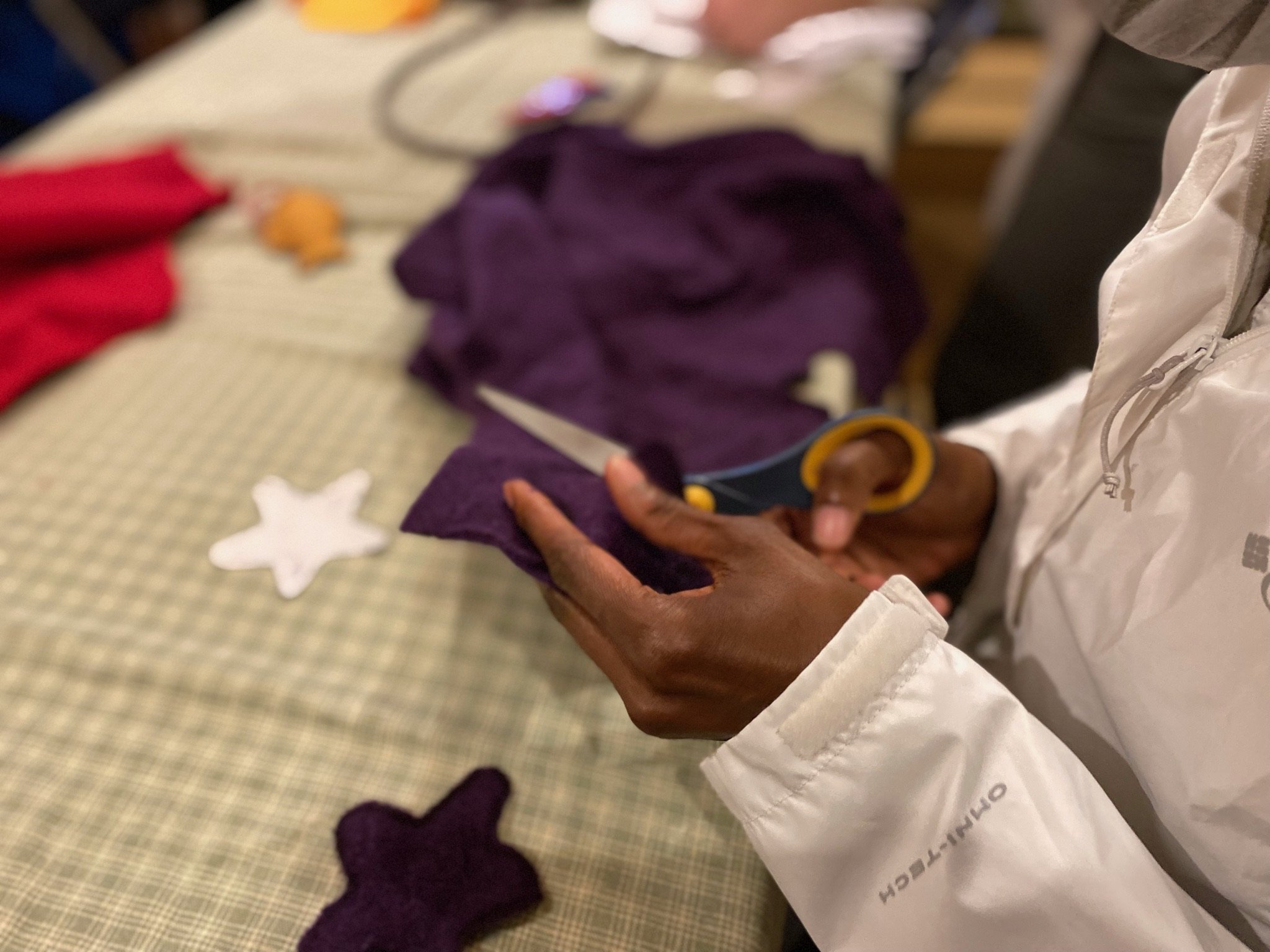 parent-volunteers-hands-holiday-fair-crafting.jpg
