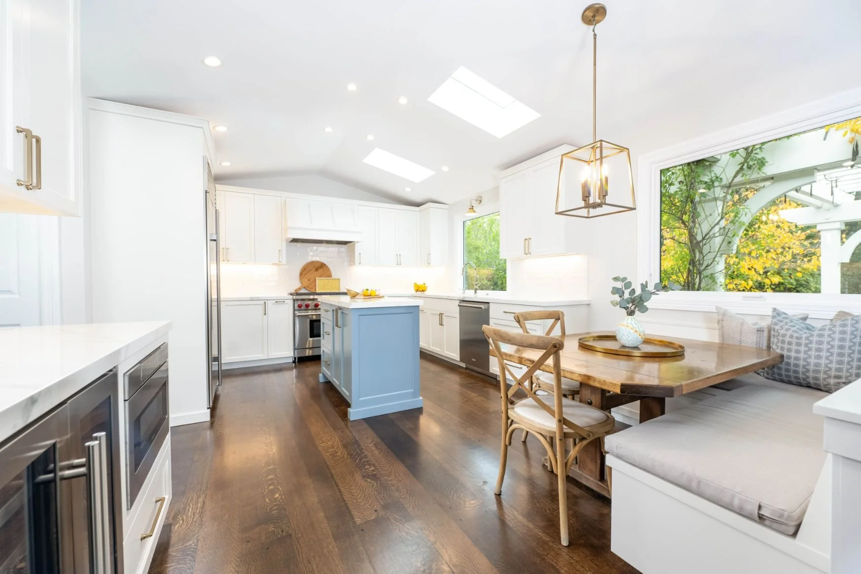 dongabriel-moraga-traditional-kitchen-common-area-25.jpeg