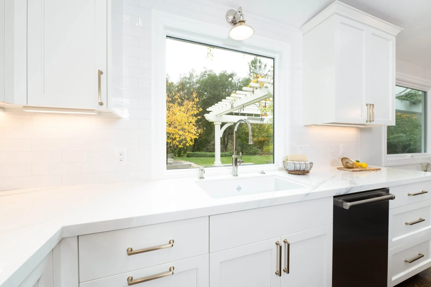dongabriel-moraga-traditional-kitchen-common-area-05.jpeg