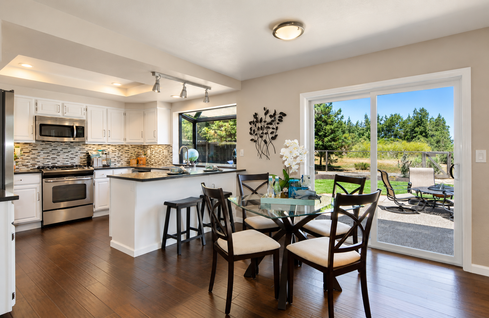 Bright Modern Kitchen and Dining Retreat.png