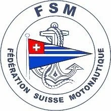 Das Logo der Fédération Suisse Motonautique, bestehend aus einem Anker, einem Windrosen und einer Schweizer Fahne, mit dem Text FSM und Fédération Suisse Motonautique.