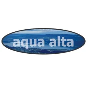 Ein ovales Logo mit der Aufschrift 'agua alta' auf blauem Wasserhintergrund