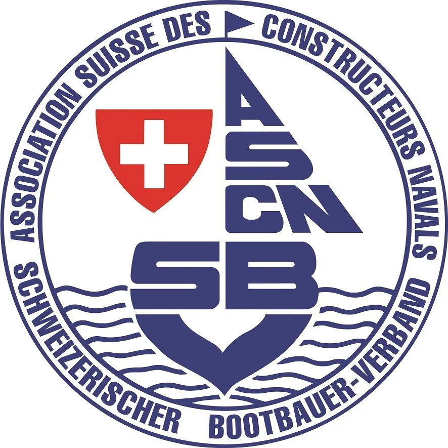 Das Logo des Schweizerischen Bootsfahrer-Verbandes (ASBN) mit dem Text "Schweizerischer Bootsfahrer-Verband" und dem Slogan "Association Suisse des Constructeurs Navals" und einem roten Schweizerkreuz.