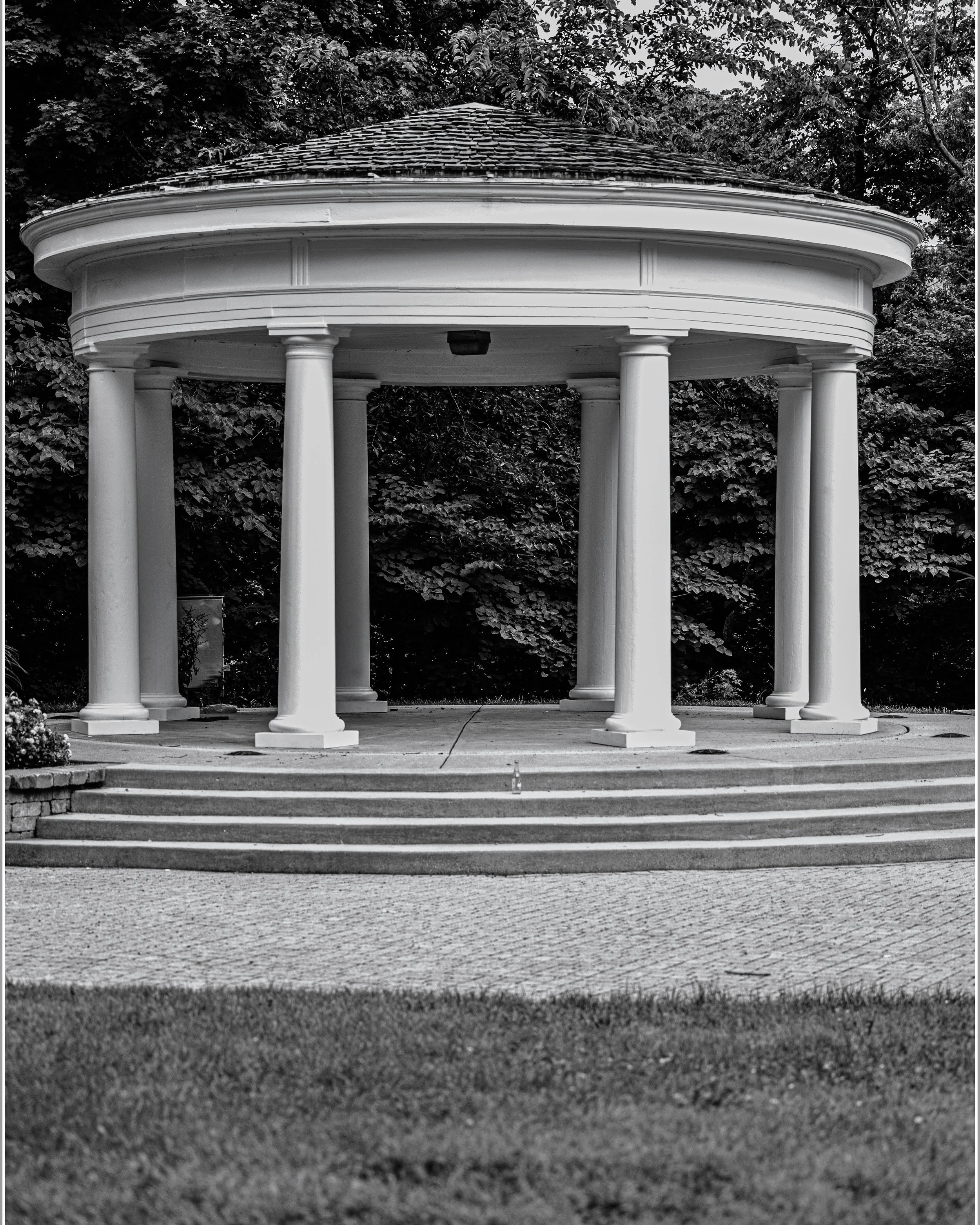 his is just one of the band shells in the Waukegan Park District. By the way, Waukegan is the hometown of Jack Benny, an early TV comedian, and Ray Bradbury, a famous sci-fi author.
Ray Bradbury's home is not far from this band shell.