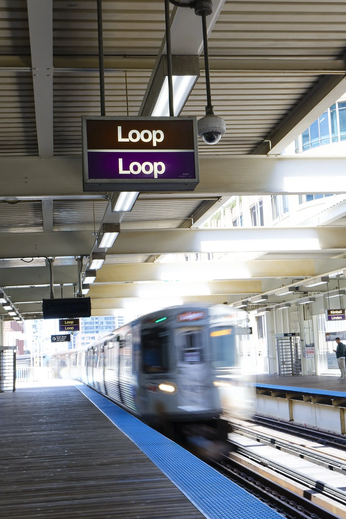 Elevated train arriving at the Merchandise Mart Station in Chicago