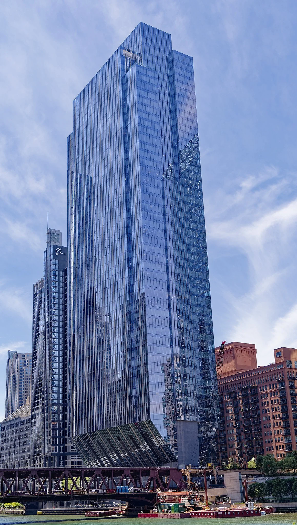 This building, located at 150 North Riverside, is known as the "Tuning Fork" for the "V"- shaped form near the foundation.
Located on the west bank of the Chicago River, this 54-story skyscraper utilizes several giant, upper-floor tanks holding 160,0