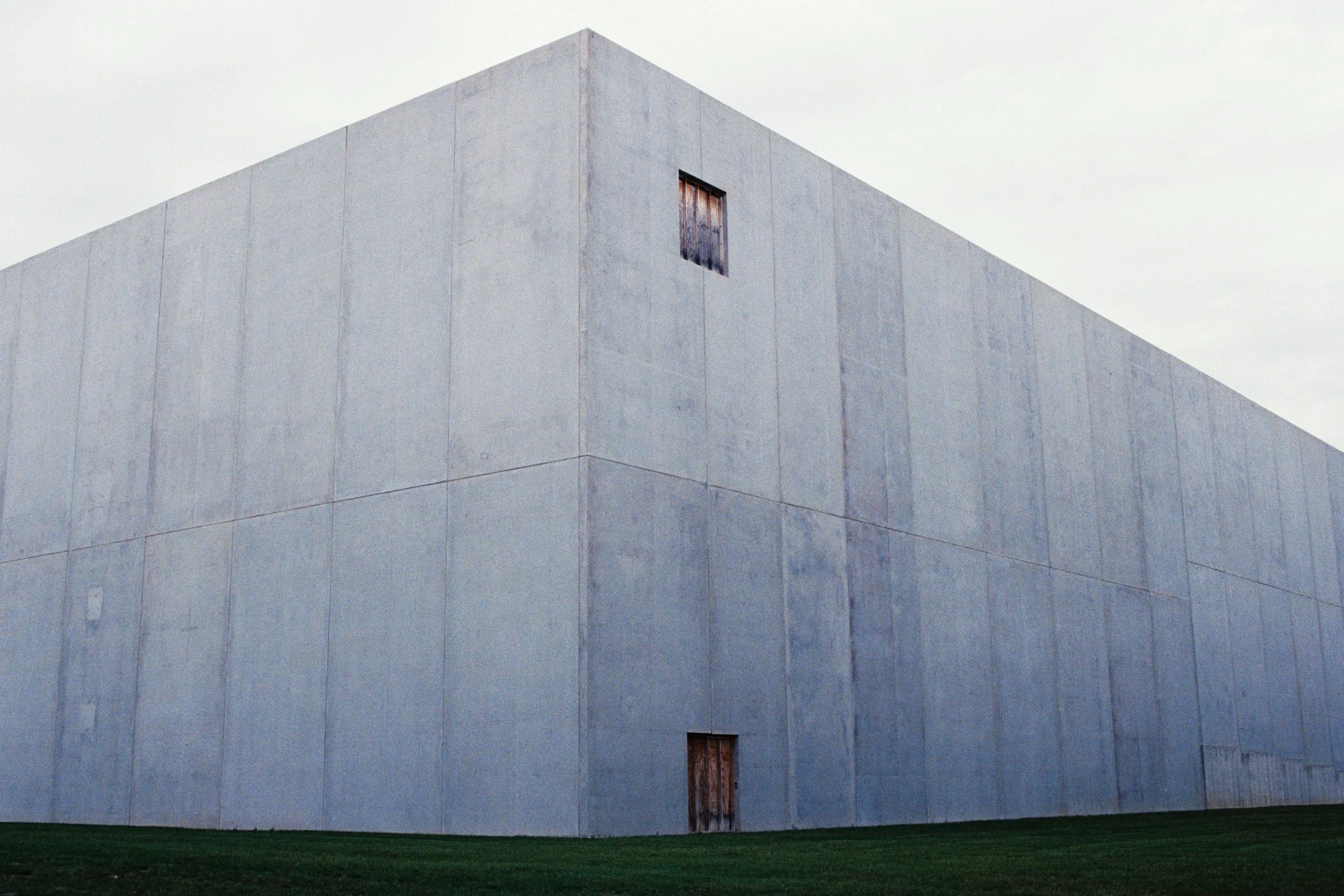 grey monobloc parking gargae.jpg